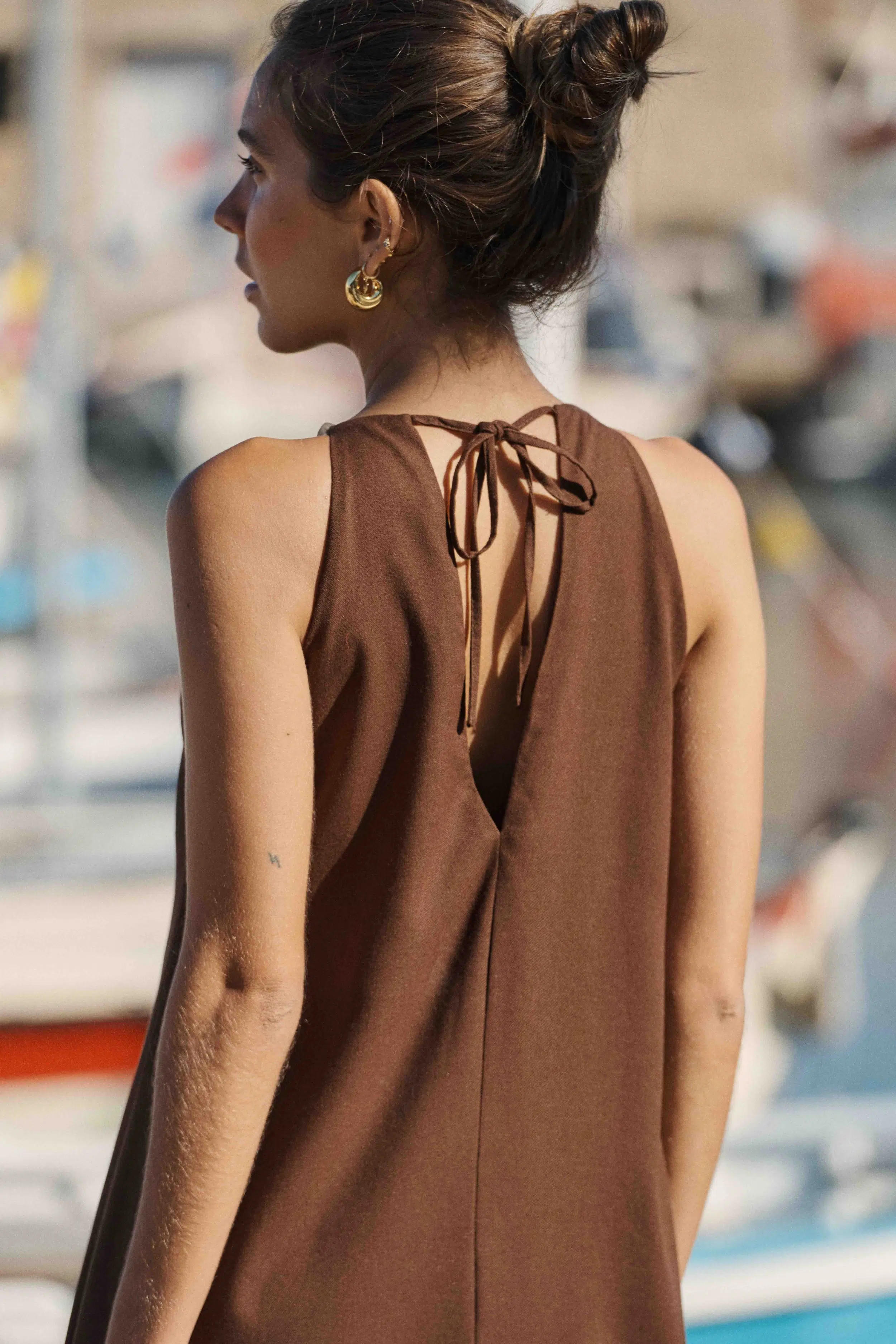 robe-leona-marron-sahoma-00003 Robe longue en lin ample - marron - col américain bijoux grosses perles - sans manches