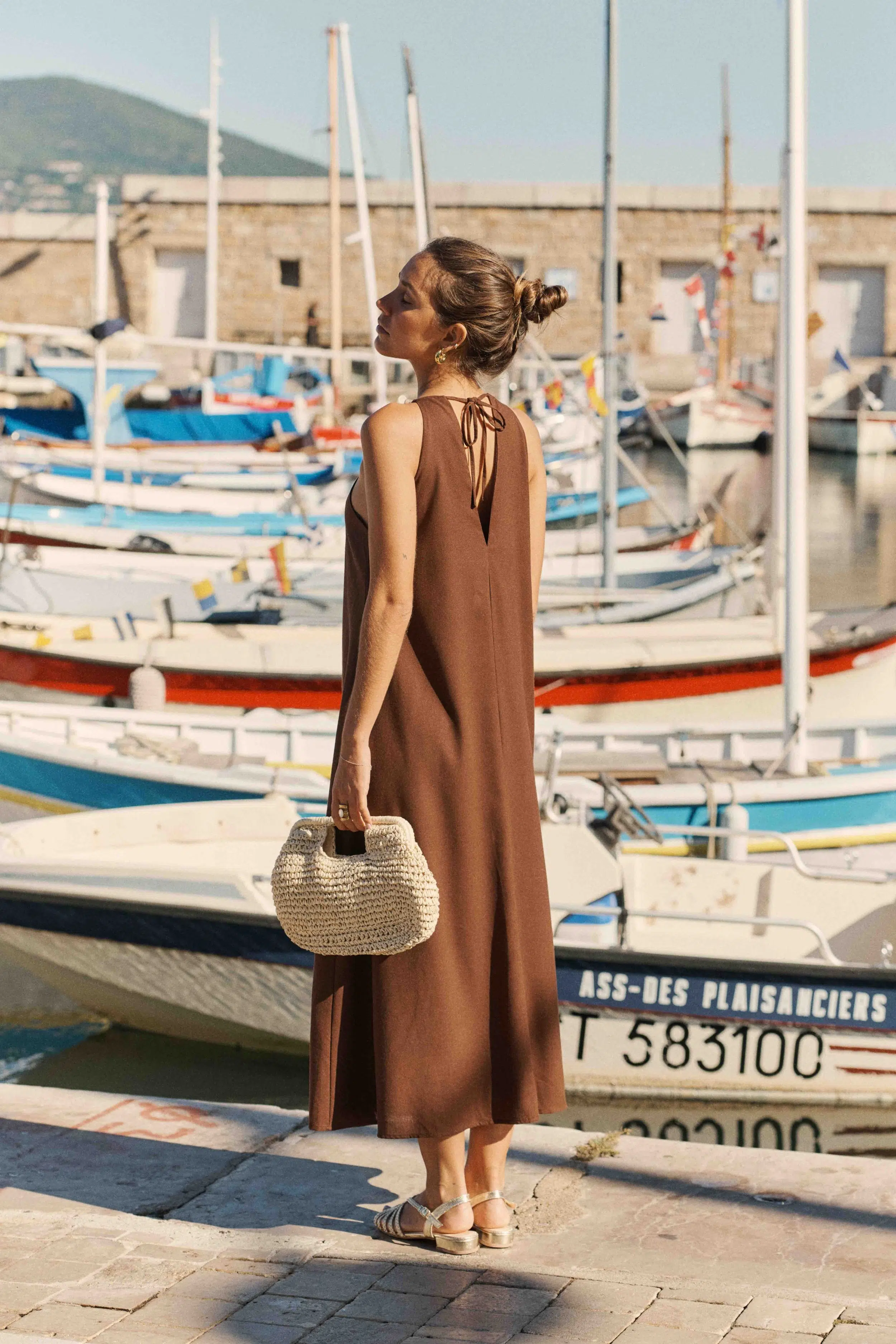 robe-leona-marron-sahoma-00004 Robe longue en lin ample - marron - col américain bijoux grosses perles - sans manches