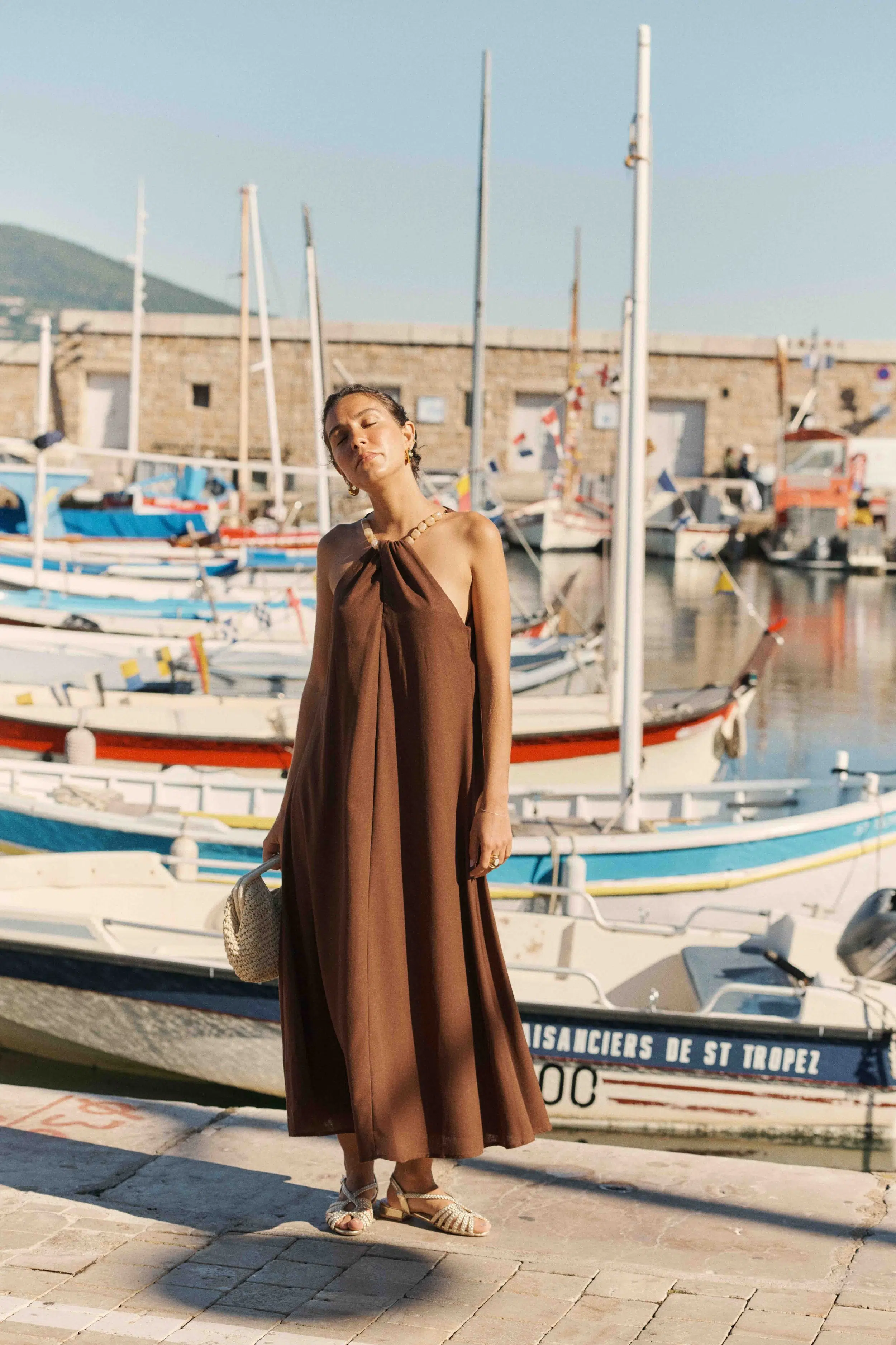 robe-leona-marron-sahoma-00005 Robe longue en lin ample - marron - col américain bijoux grosses perles - sans manches