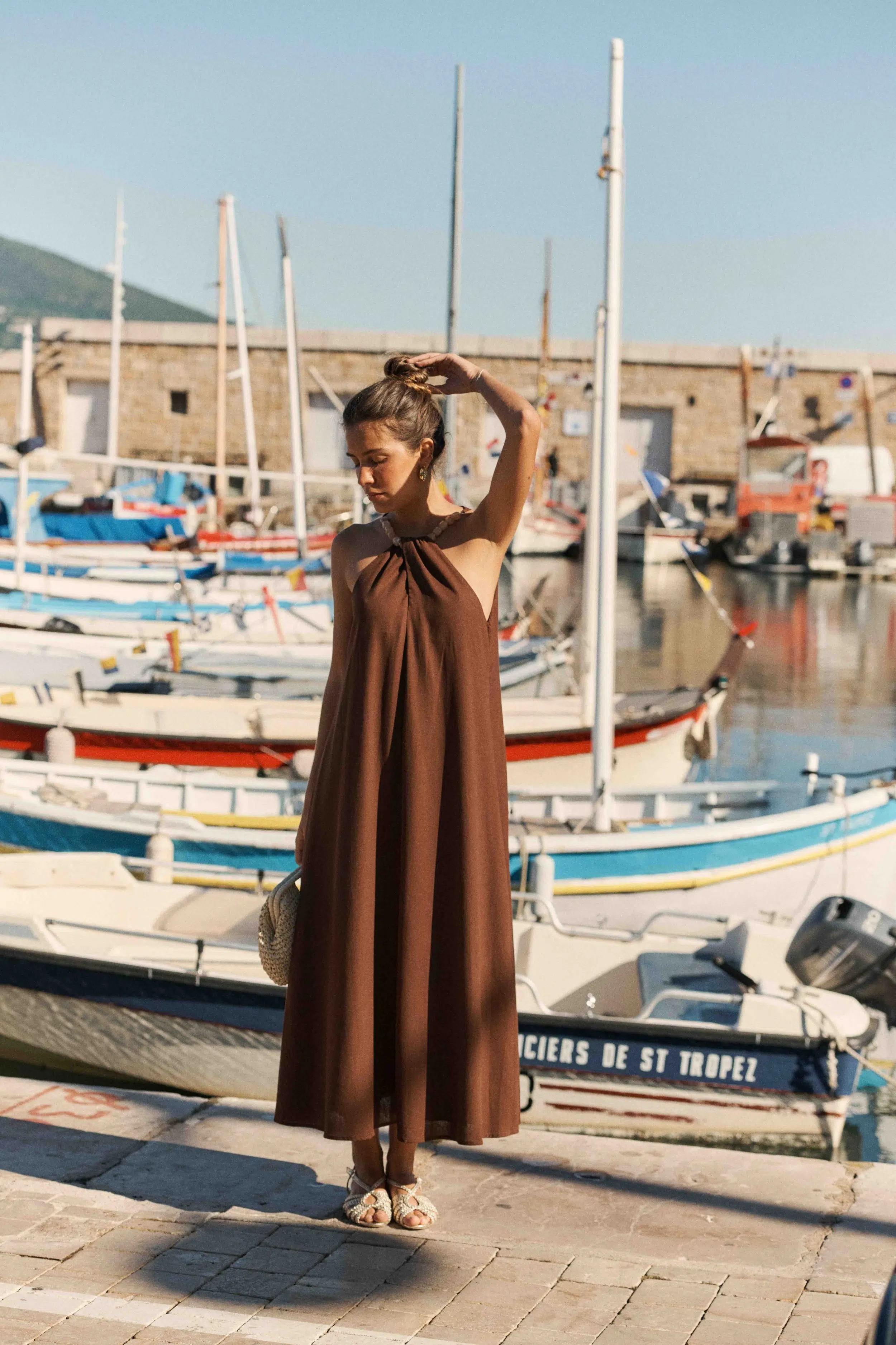 robe-leona-marron-sahoma-00006 Robe longue en lin ample - marron - col américain bijoux grosses perles - sans manches