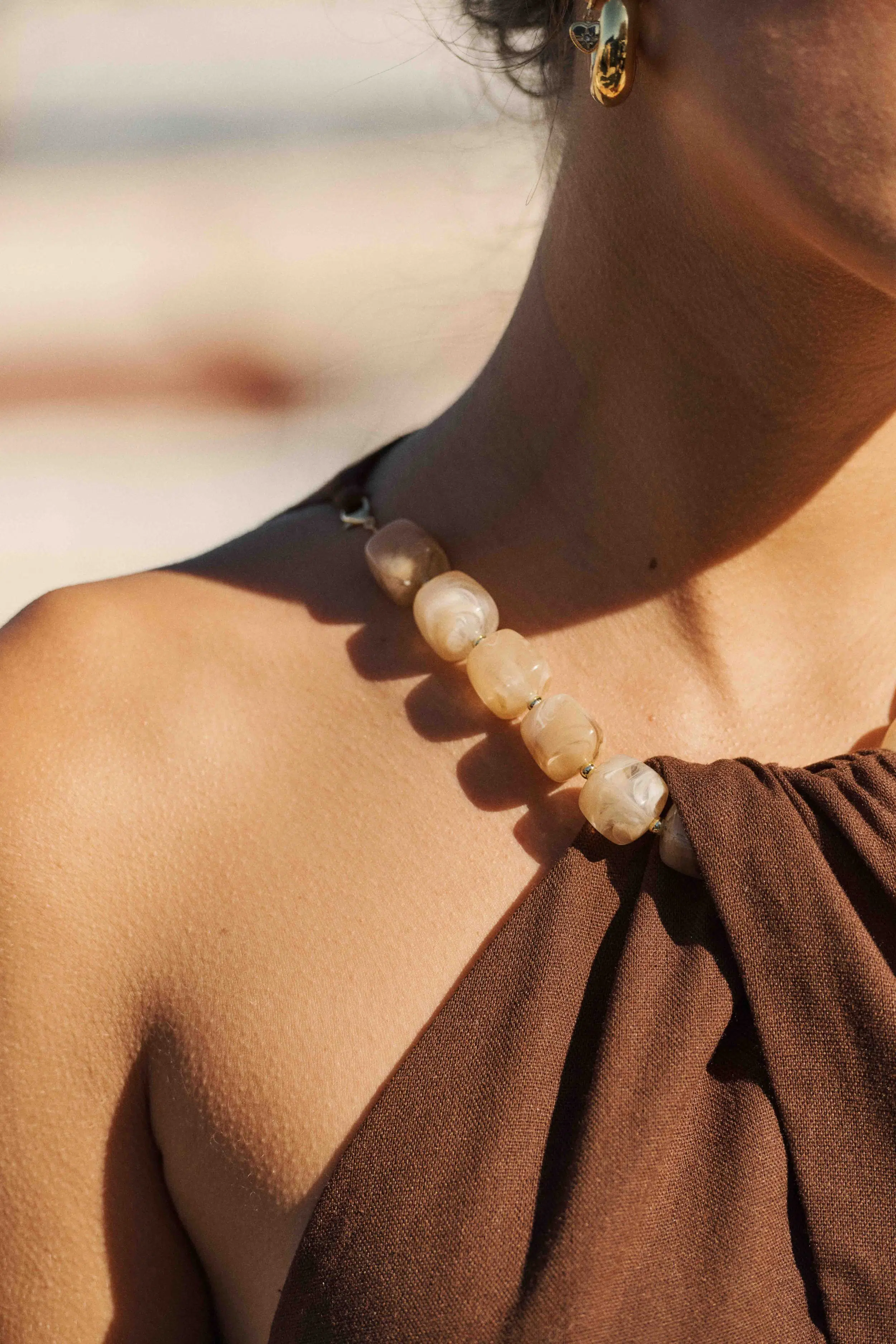 robe-leona-marron-sahoma-00007 Robe longue en lin ample - marron - col américain bijoux grosses perles - sans manches