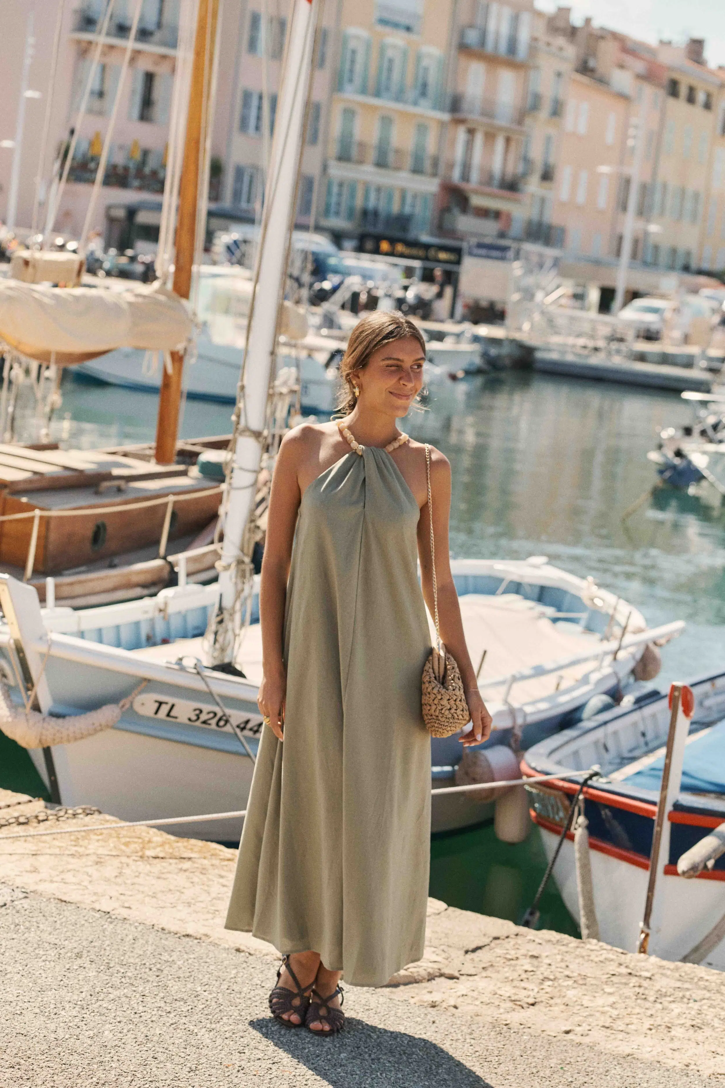 robe-leona-verte-sahoma-00001 Robe longue en lin ample - vert sauge - col américain bijoux grosses perles - sans manches