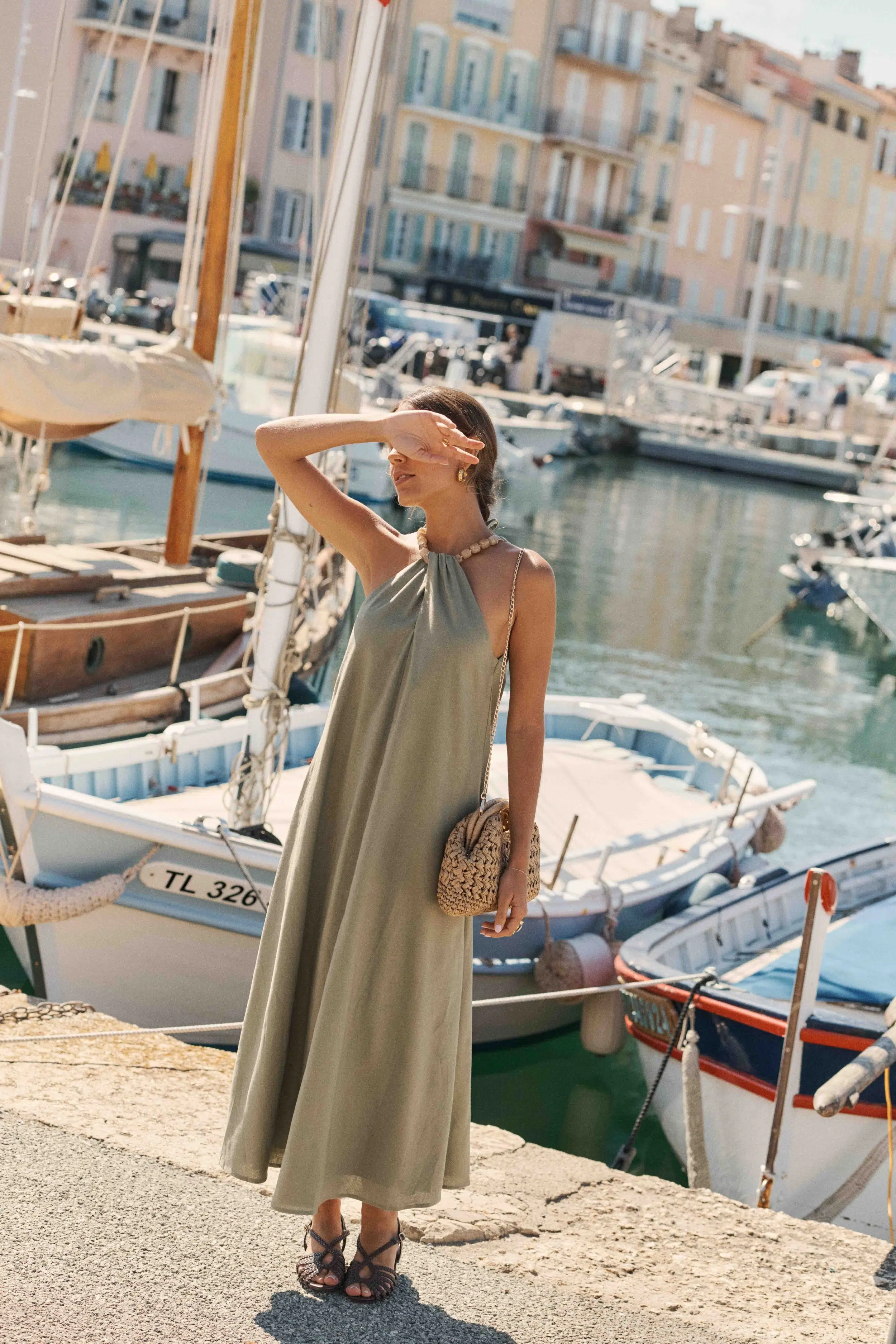robe-leona-verte-sahoma-00002 Robe longue en lin ample - vert sauge - col américain bijoux grosses perles - sans manches