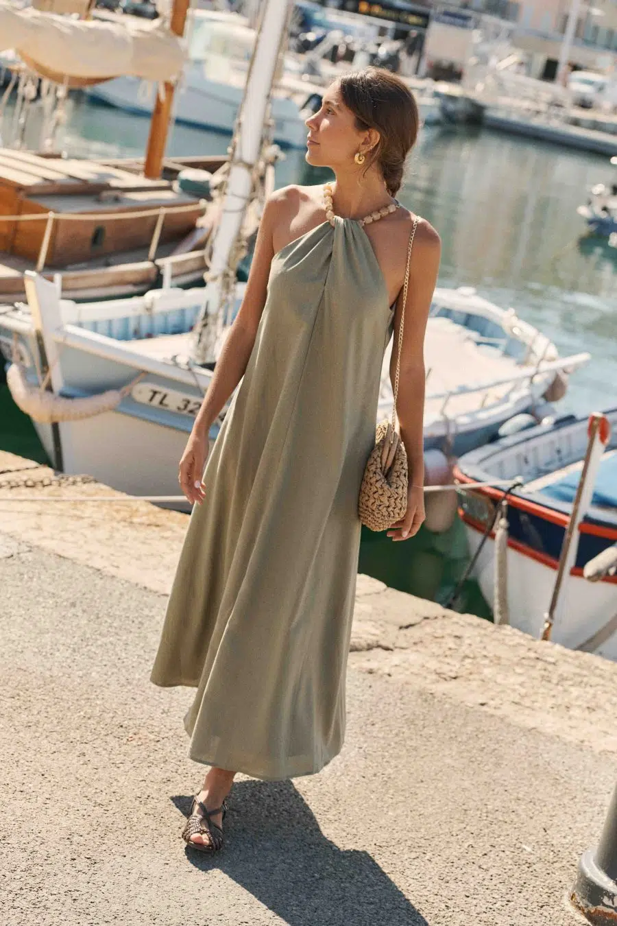 Robe longue en lin ample - vert sauge - col américain bijoux grosses perles - sans manches
