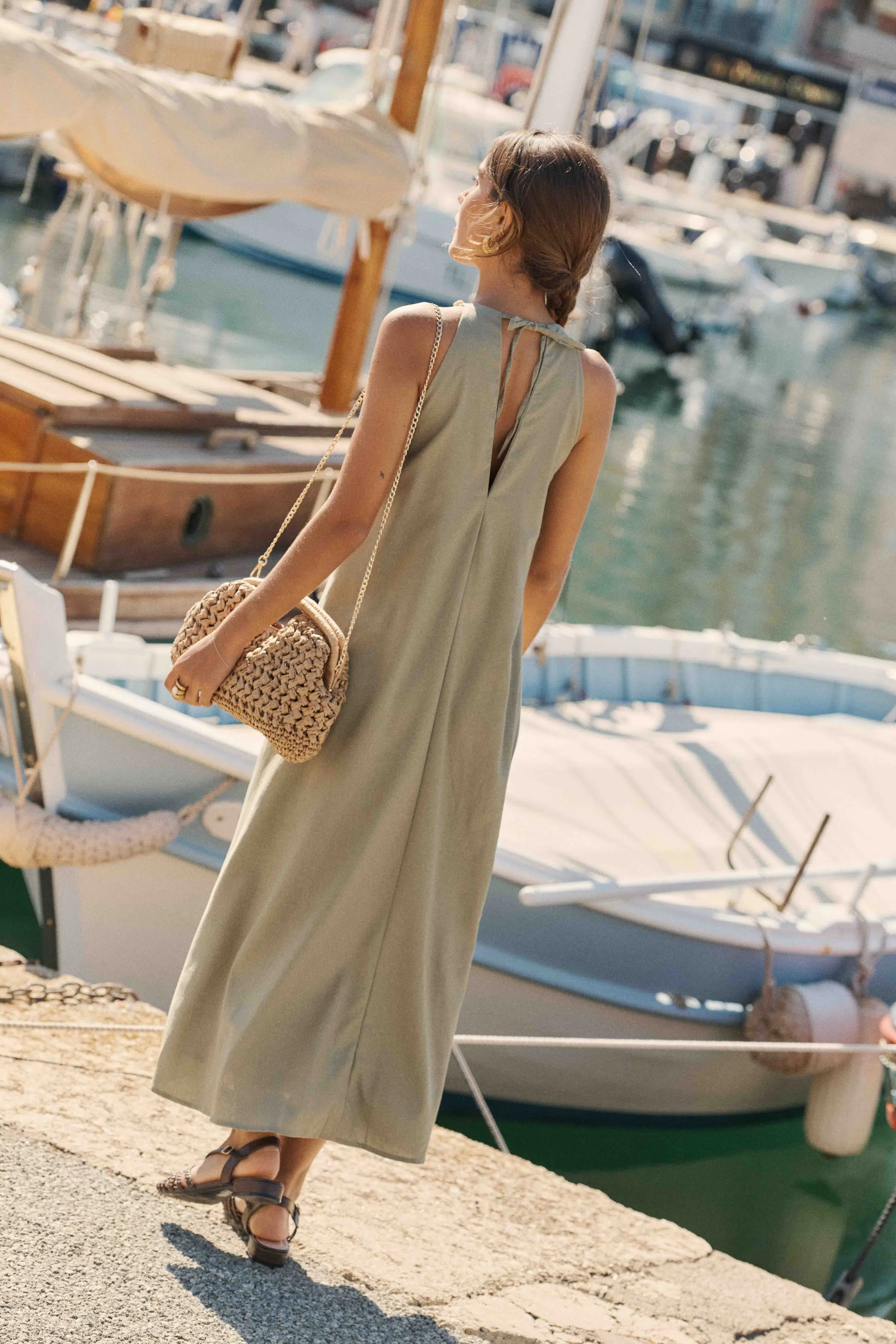 robe-leona-verte-sahoma-00004 Robe longue en lin ample - vert sauge - col américain bijoux grosses perles - sans manches