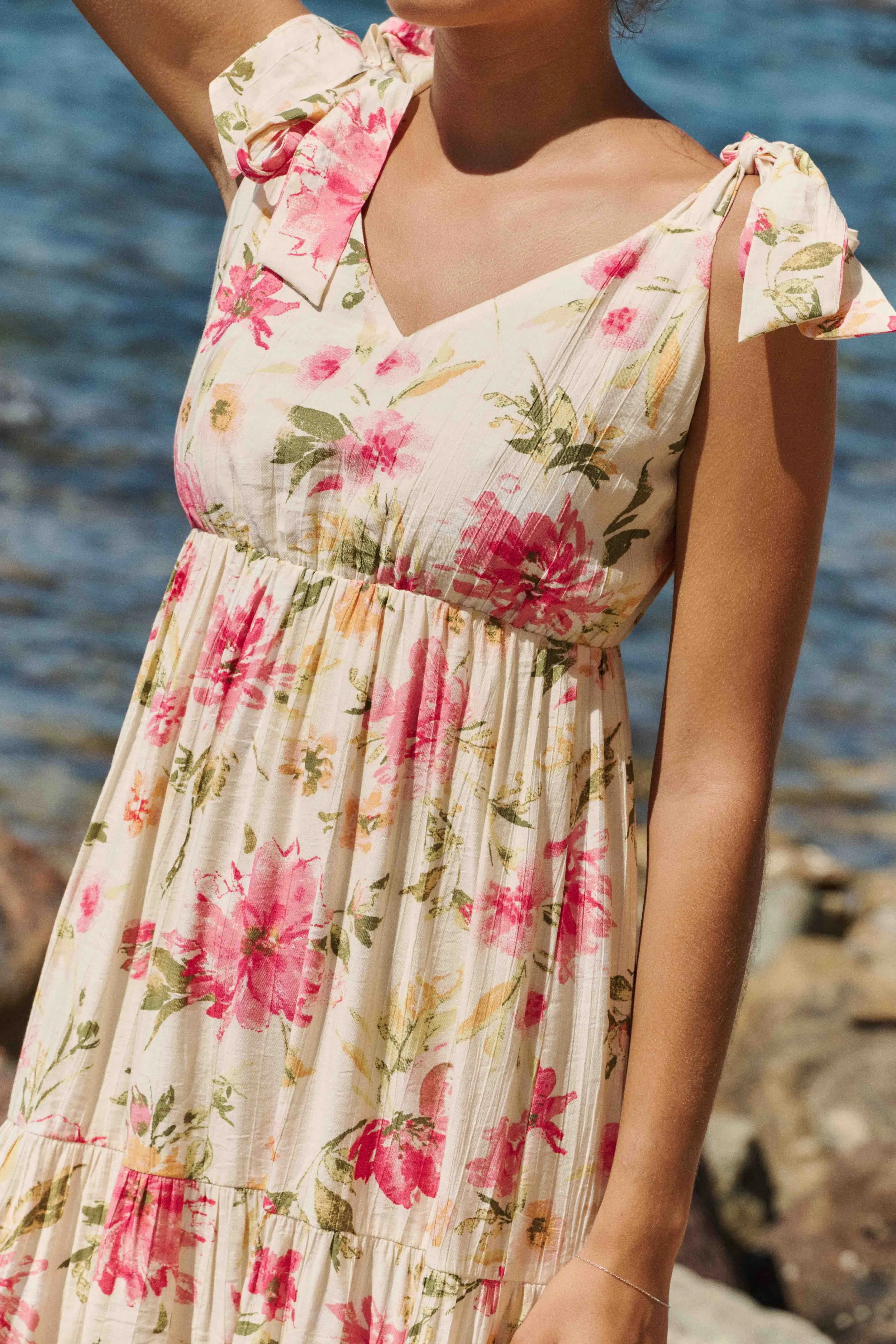 robe-mayra-fleurie-sahoma-00002 Femme robe longue fleurie à nouer sur les épaules - dos nu