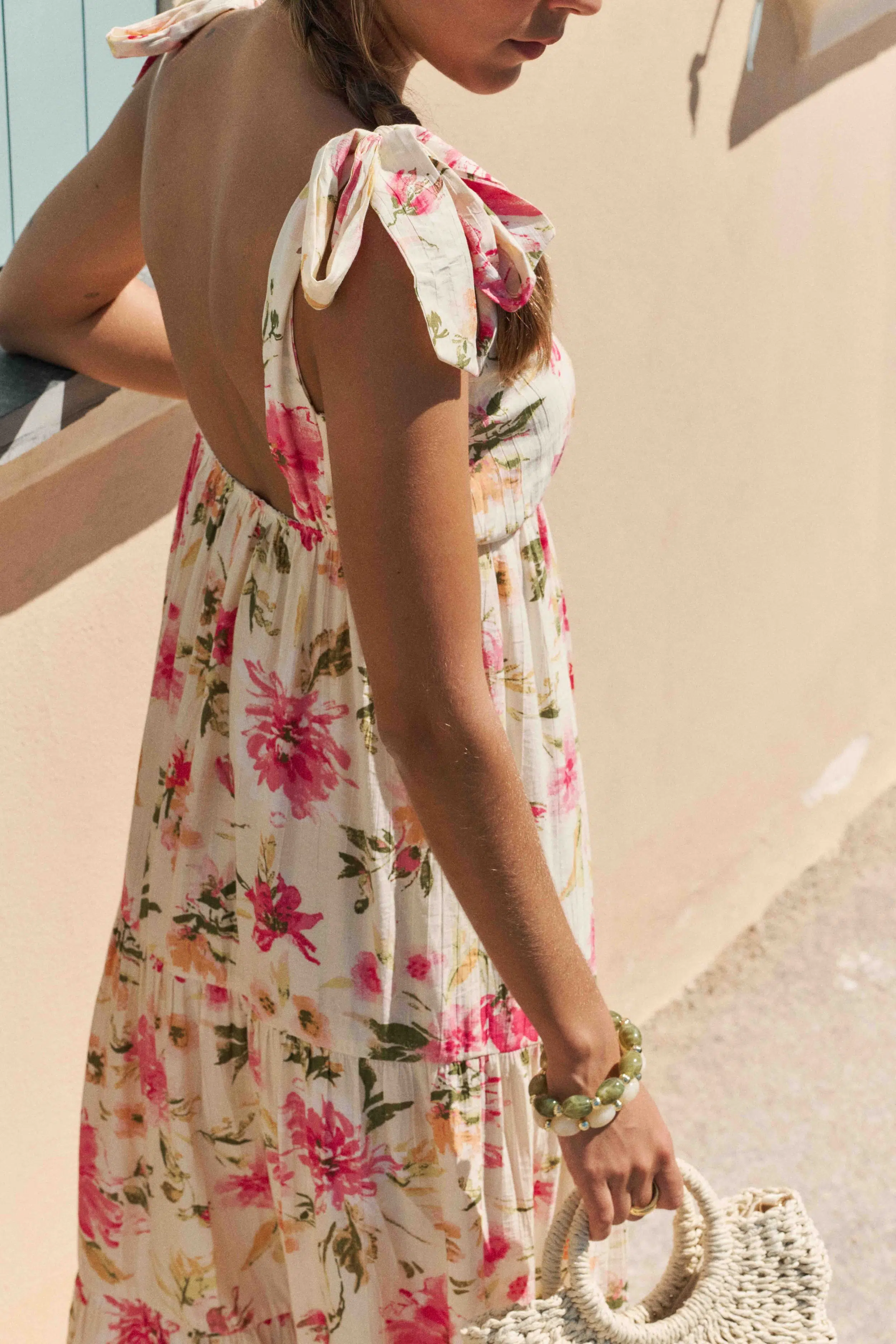 robe-mayra-fleurie-sahoma-00009 Femme robe longue fleurie à nouer sur les épaules - dos nu