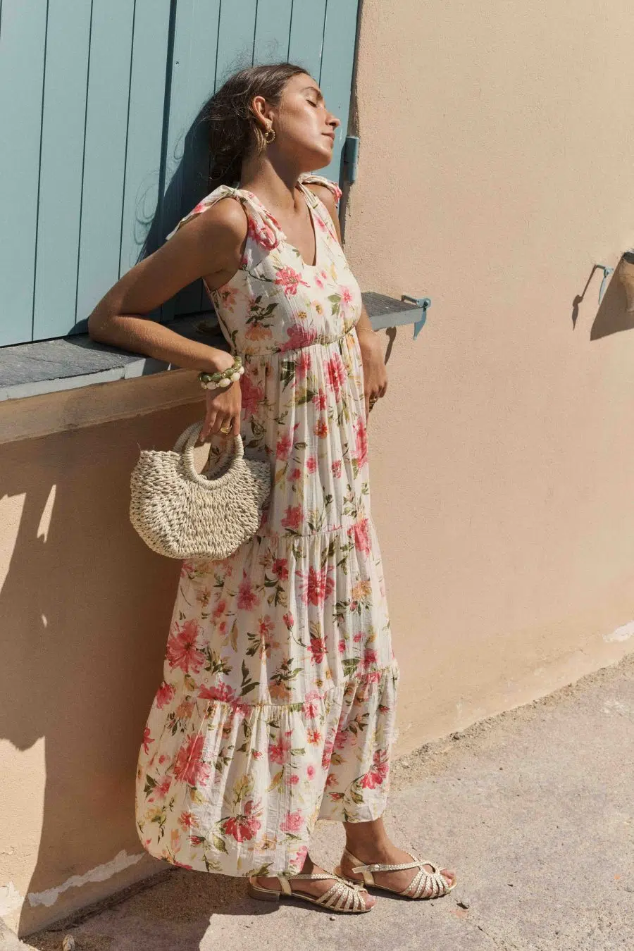 Femme robe longue fleurie à nouer sur les épaules - dos nu