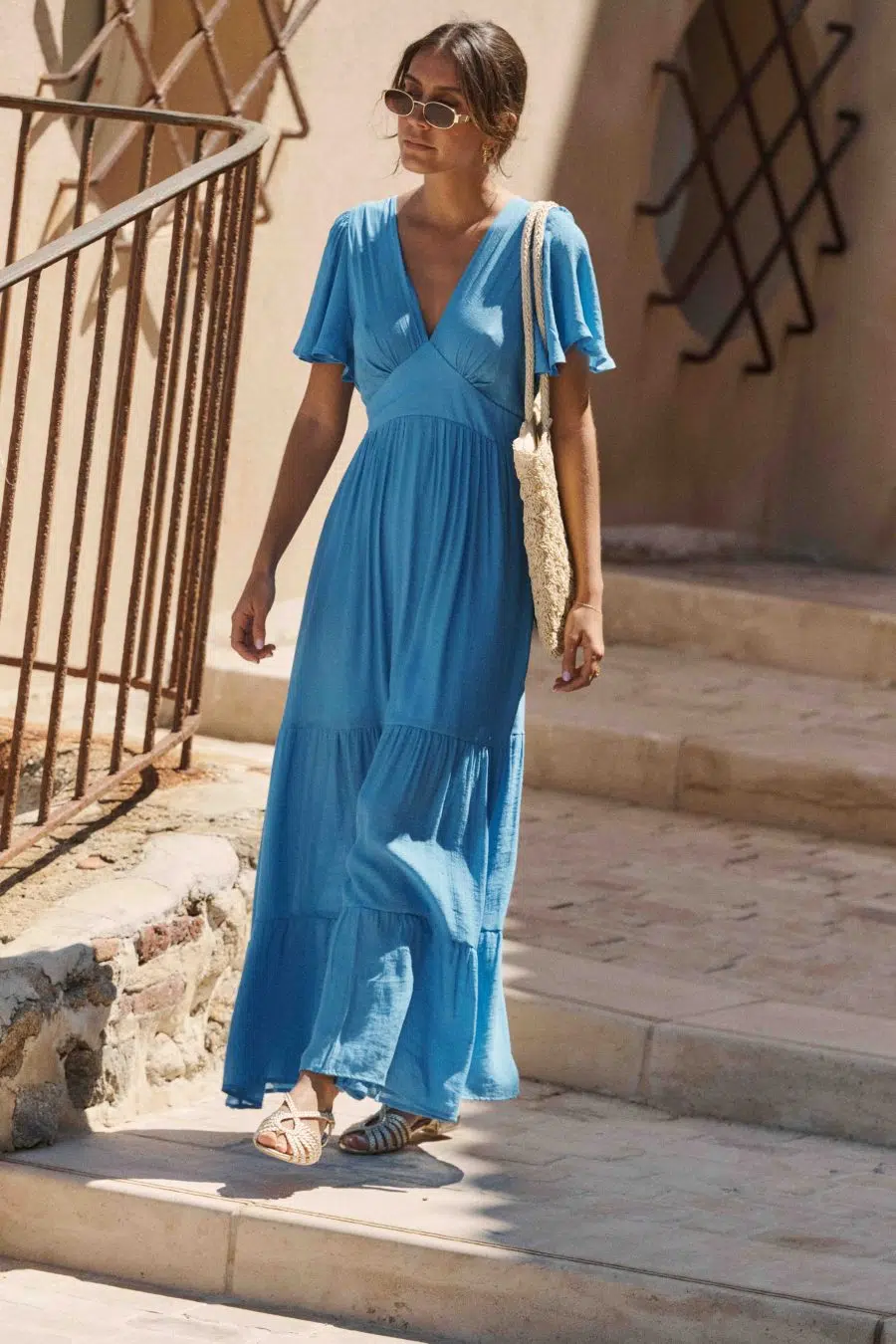 Robe femme longue bleue unie - manches courtes papillons - col en V - décolleté au dos - finitions bas à volants