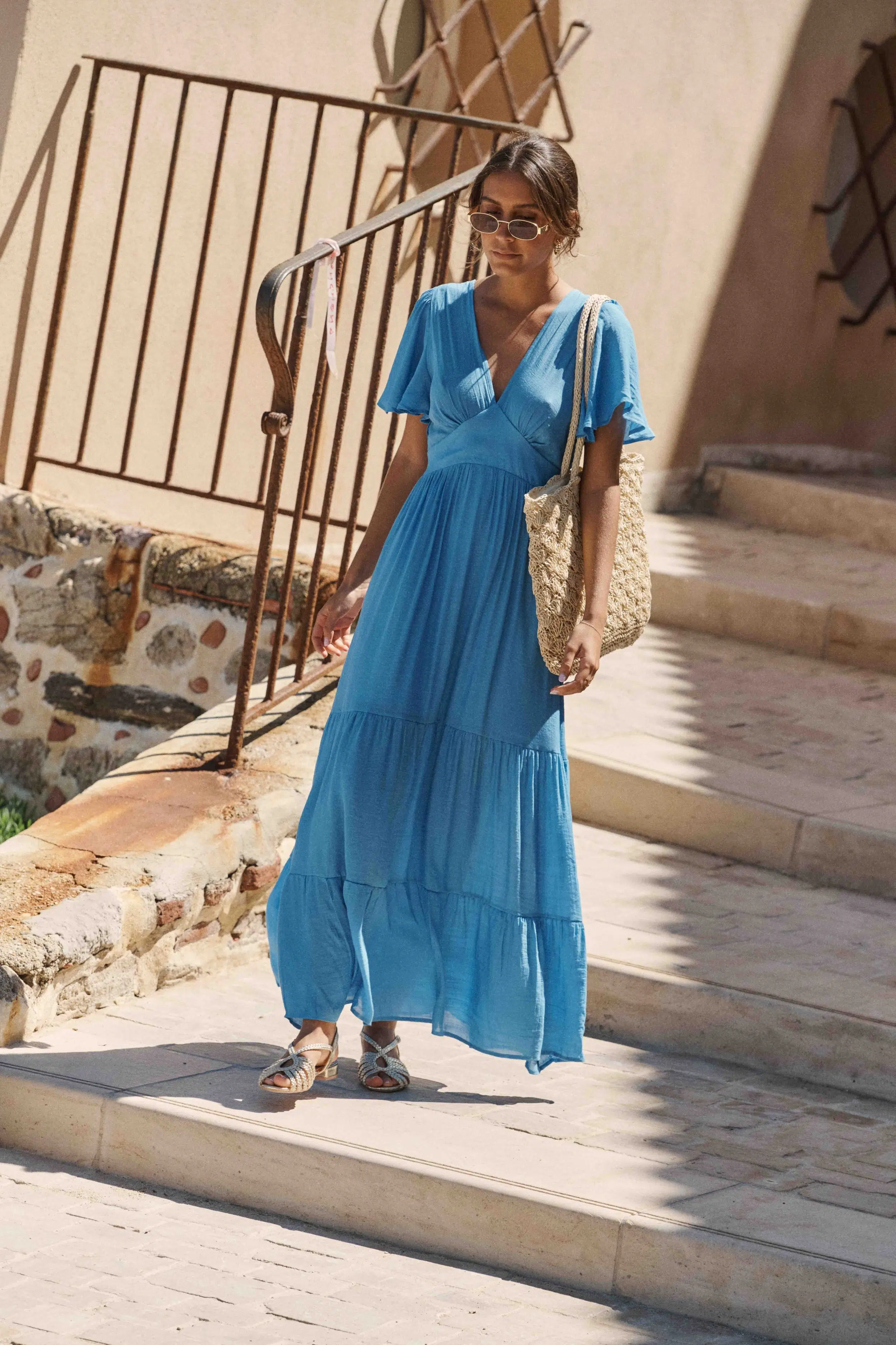 robe-nolene-bleue-sahoma-00003 Robe femme longue bleue unie - manches courtes papillons - col en V - décolleté au dos - finitions bas à volants