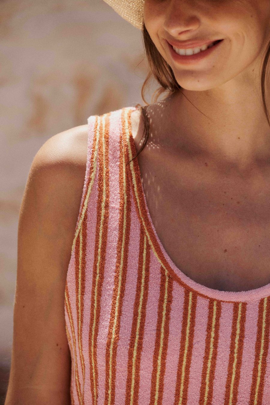 Robe de femme longue en tissu éponge rose et rayée - sans manches