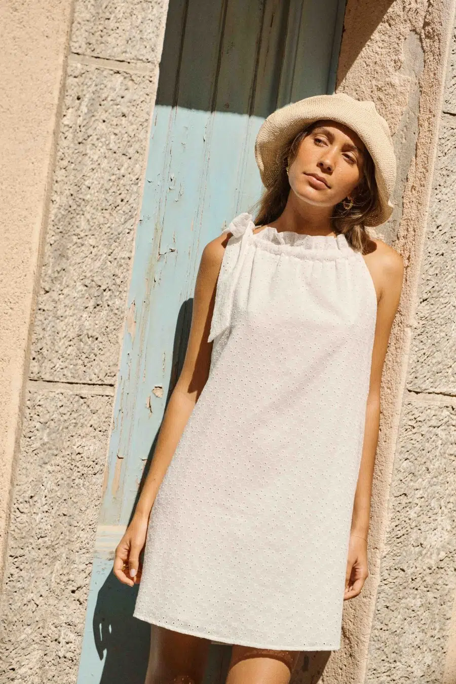 Robe courte à broderie anglaise blanche - sans manches - col à fronces
