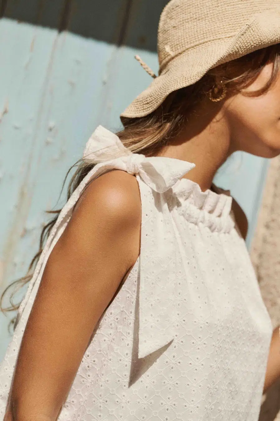 Robe courte à broderie anglaise blanche - sans manches - col à fronces