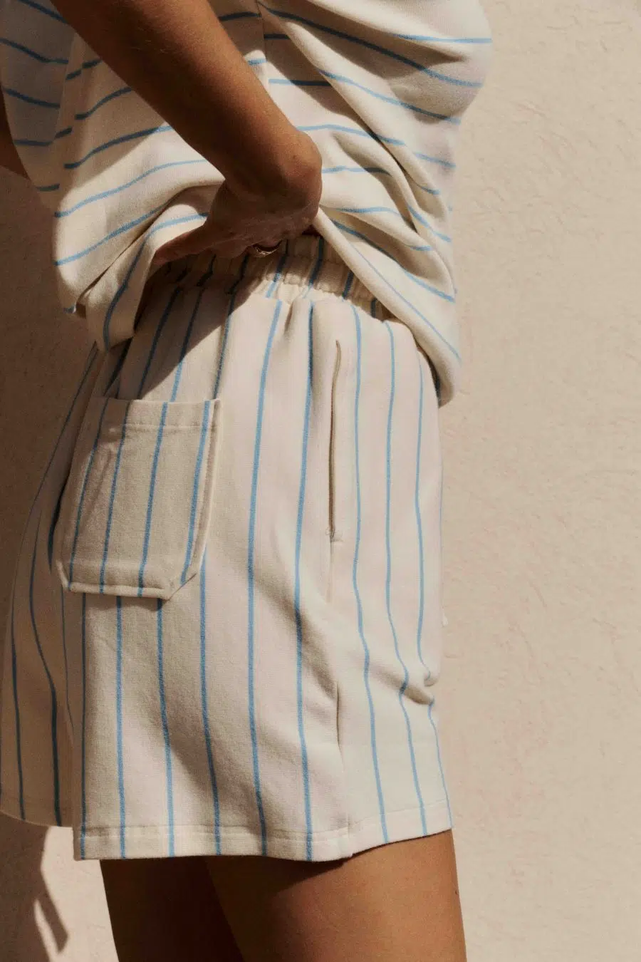 Short femme en coton rayé bleu et écru - coupe ample