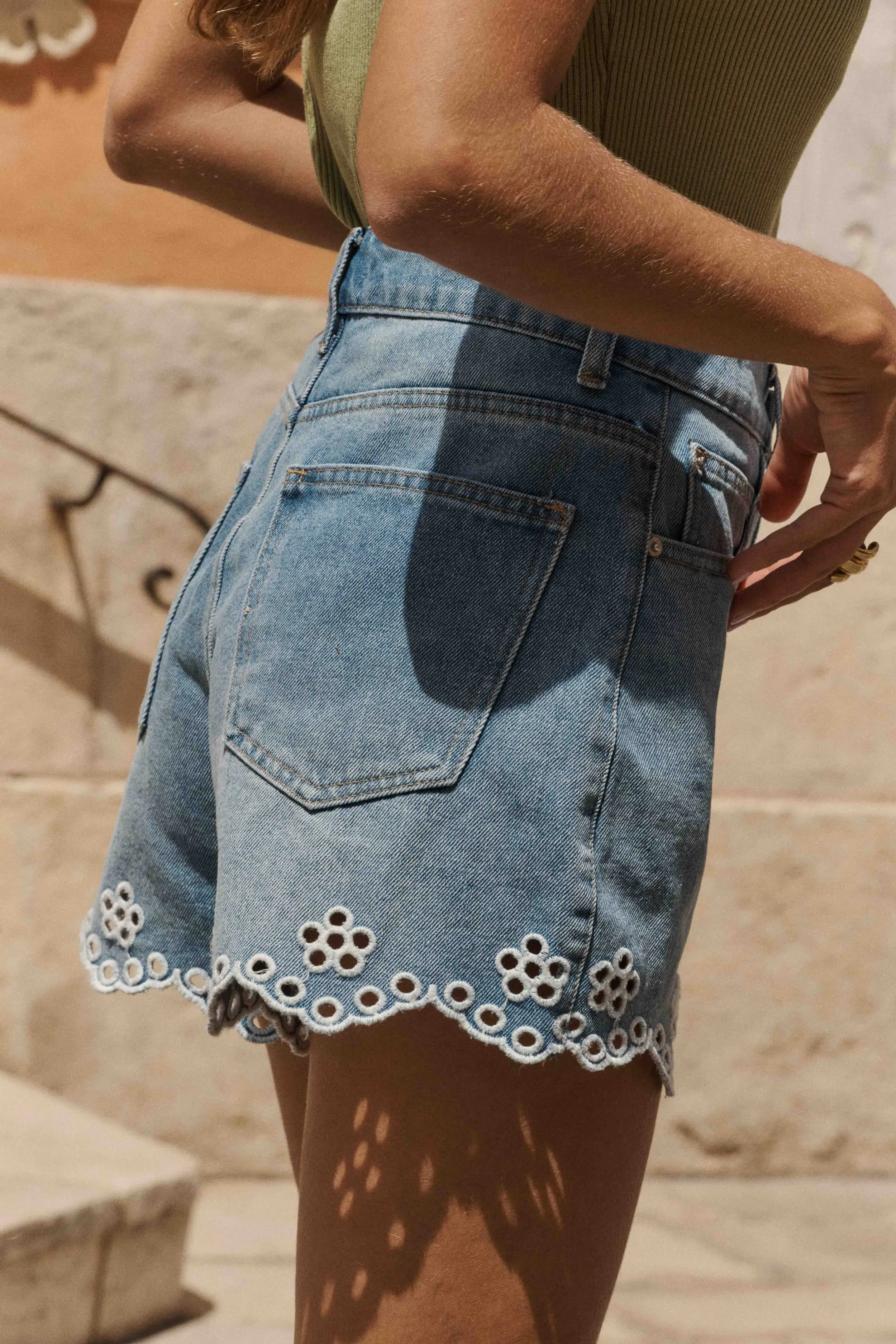 short-wim-bleu-sahoma-00002 Short Wim brodé en jean bleu taille haute coupe légèrement évasé et finition ondulée - Sahoma