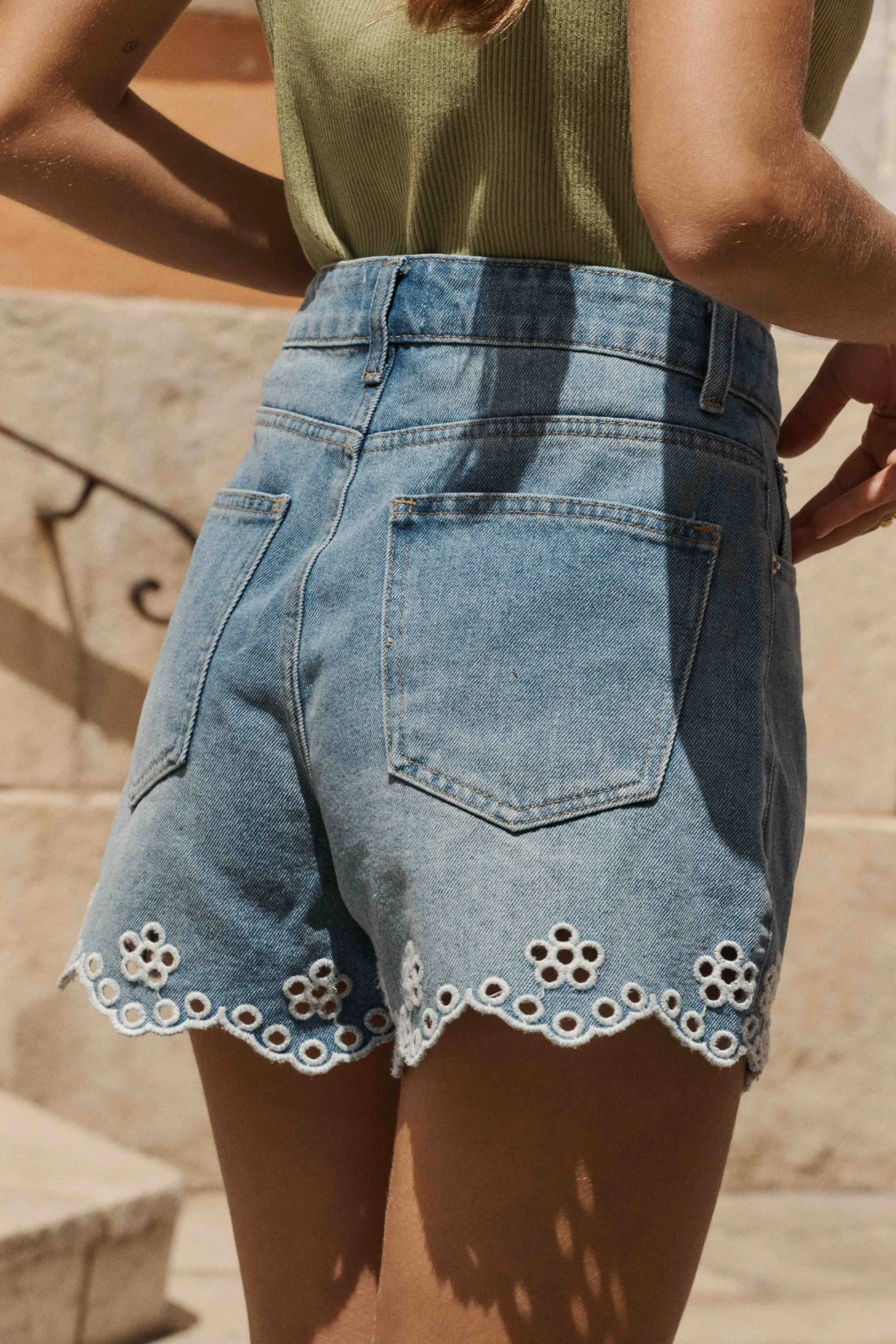 short-wim-bleu-sahoma-00003 Short Wim brodé en jean bleu taille haute coupe légèrement évasé et finition ondulée - Sahoma