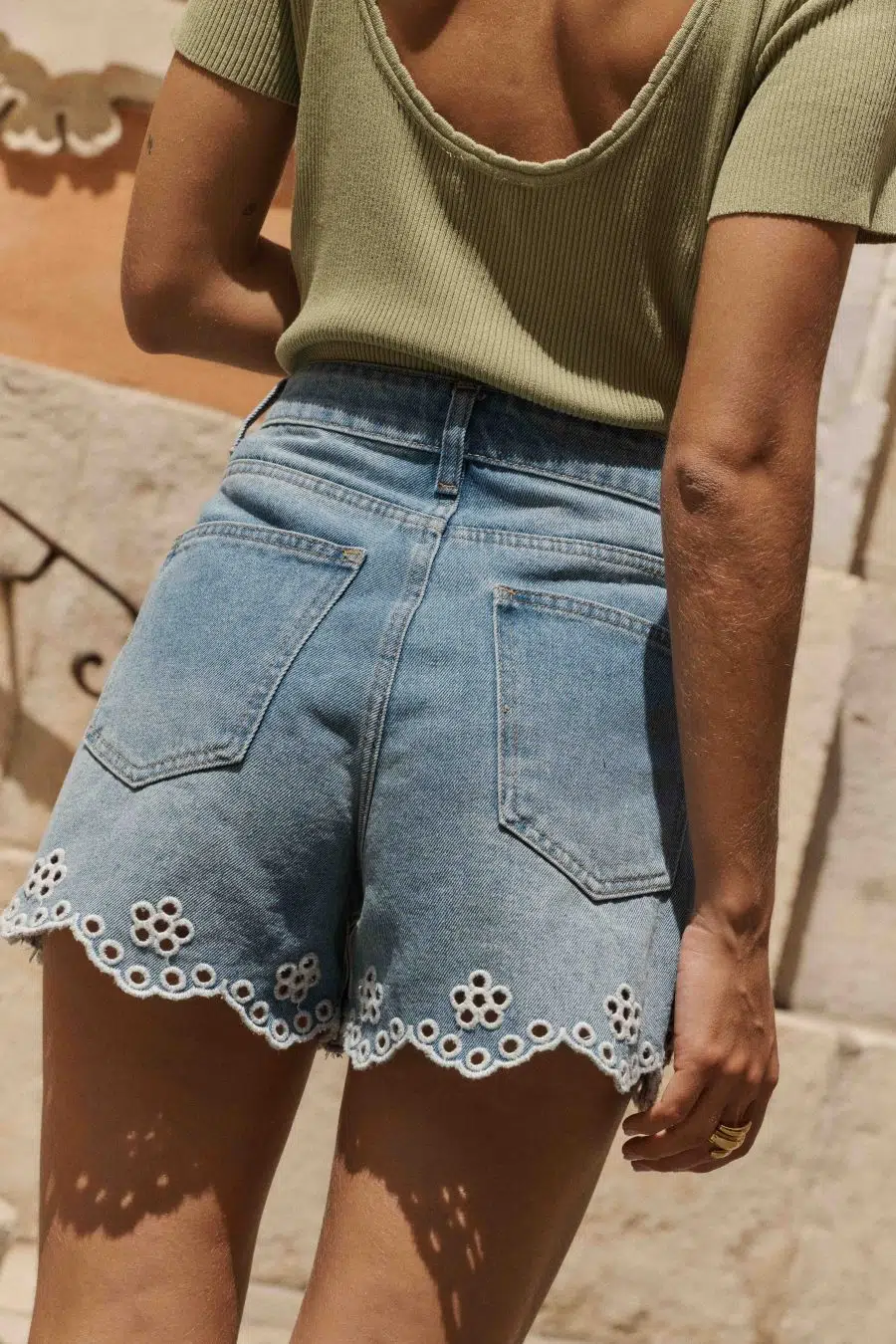 Short Wim brodé en jean bleu taille haute coupe légèrement évasé et finition ondulée - Sahoma