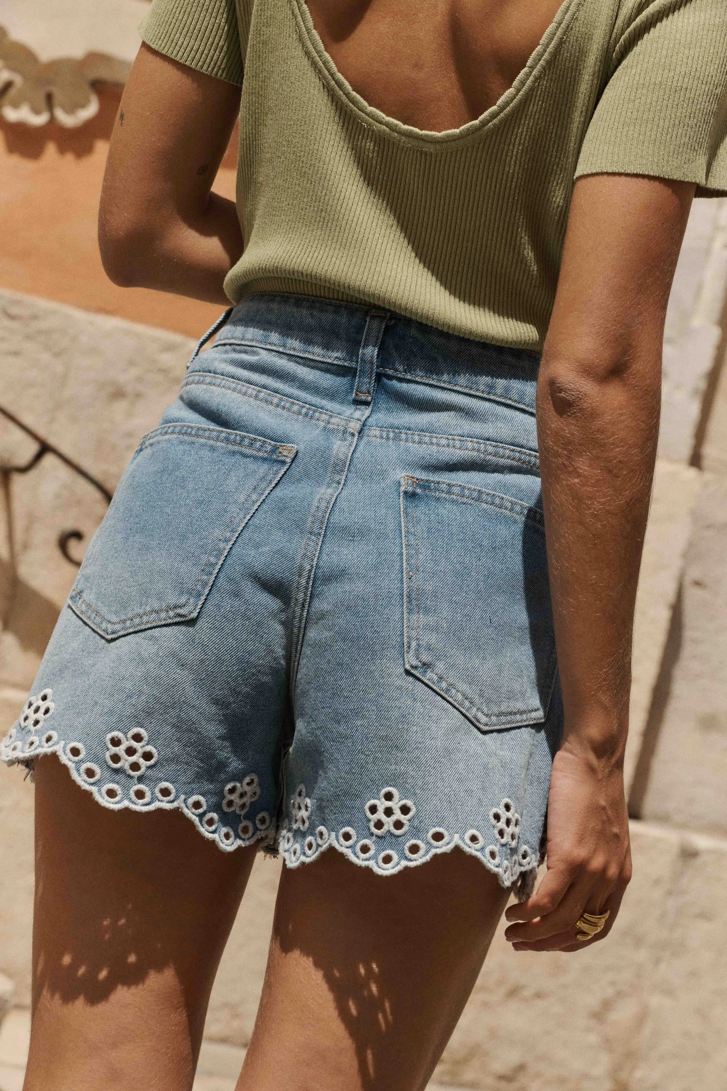 Short Wim brodé en jean bleu taille haute coupe légèrement évasé et finition ondulée - Sahoma
