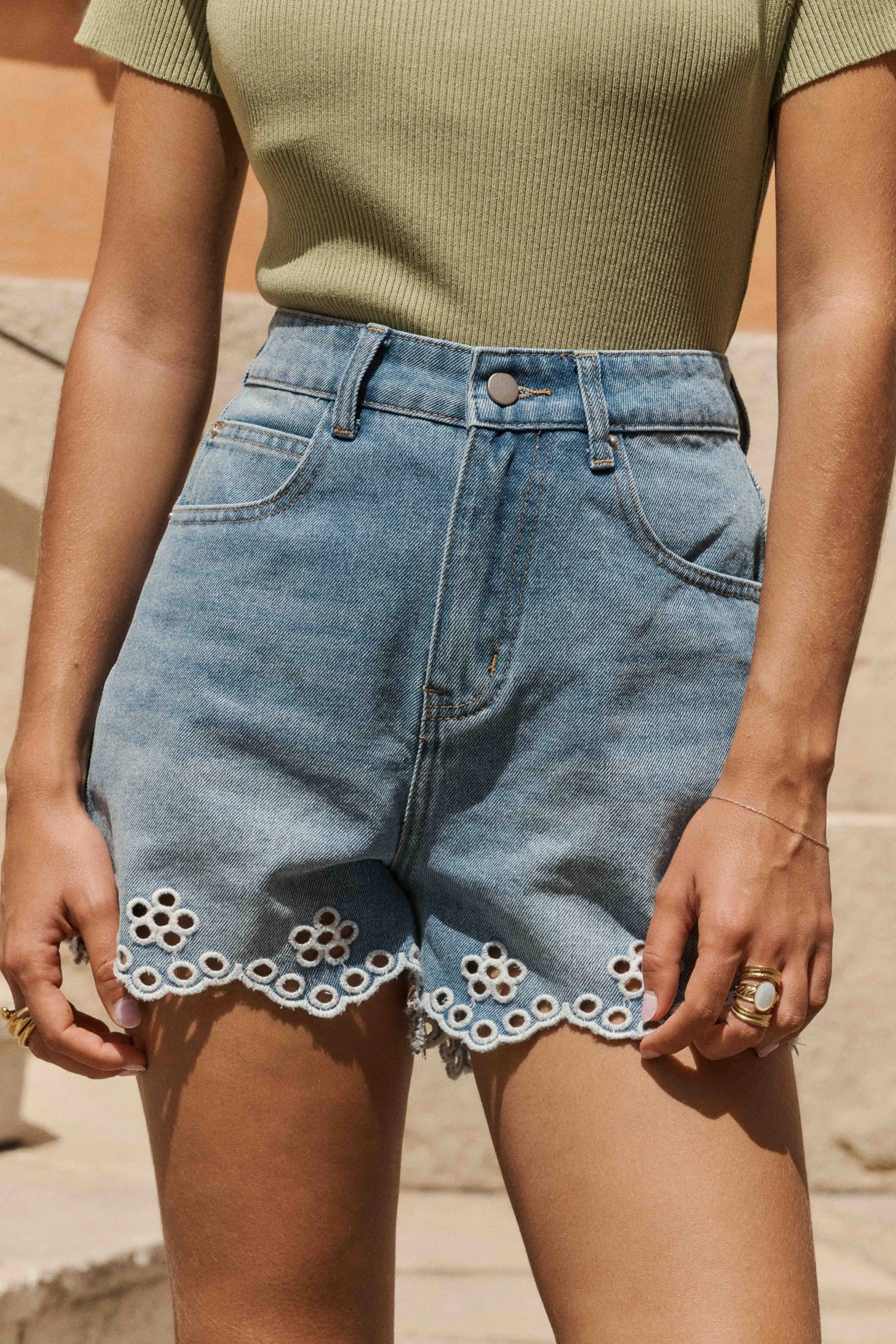 short-wim-bleu-sahoma-2 Short Wim brodé en jean bleu taille haute coupe légèrement évasé et finition ondulée - Sahoma