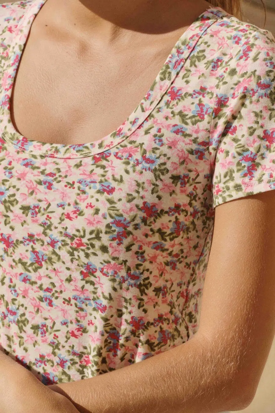 T-shirt femme – imprimé fleuri rose multicolore - coupe ajustée - col rond