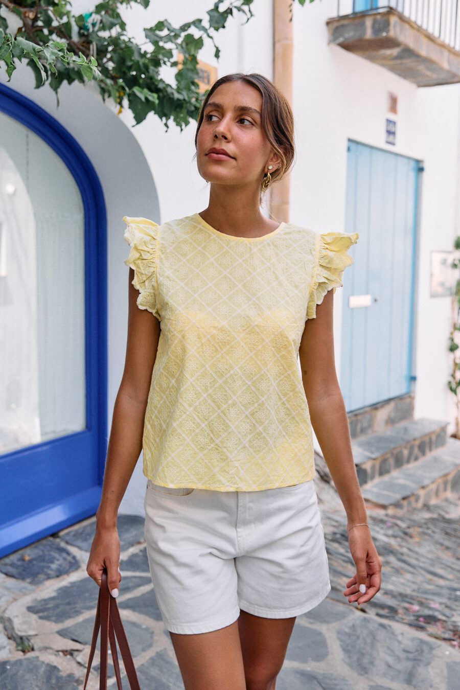 Blouse femme sans manches jaune et broderie fleurie - épaules à volants