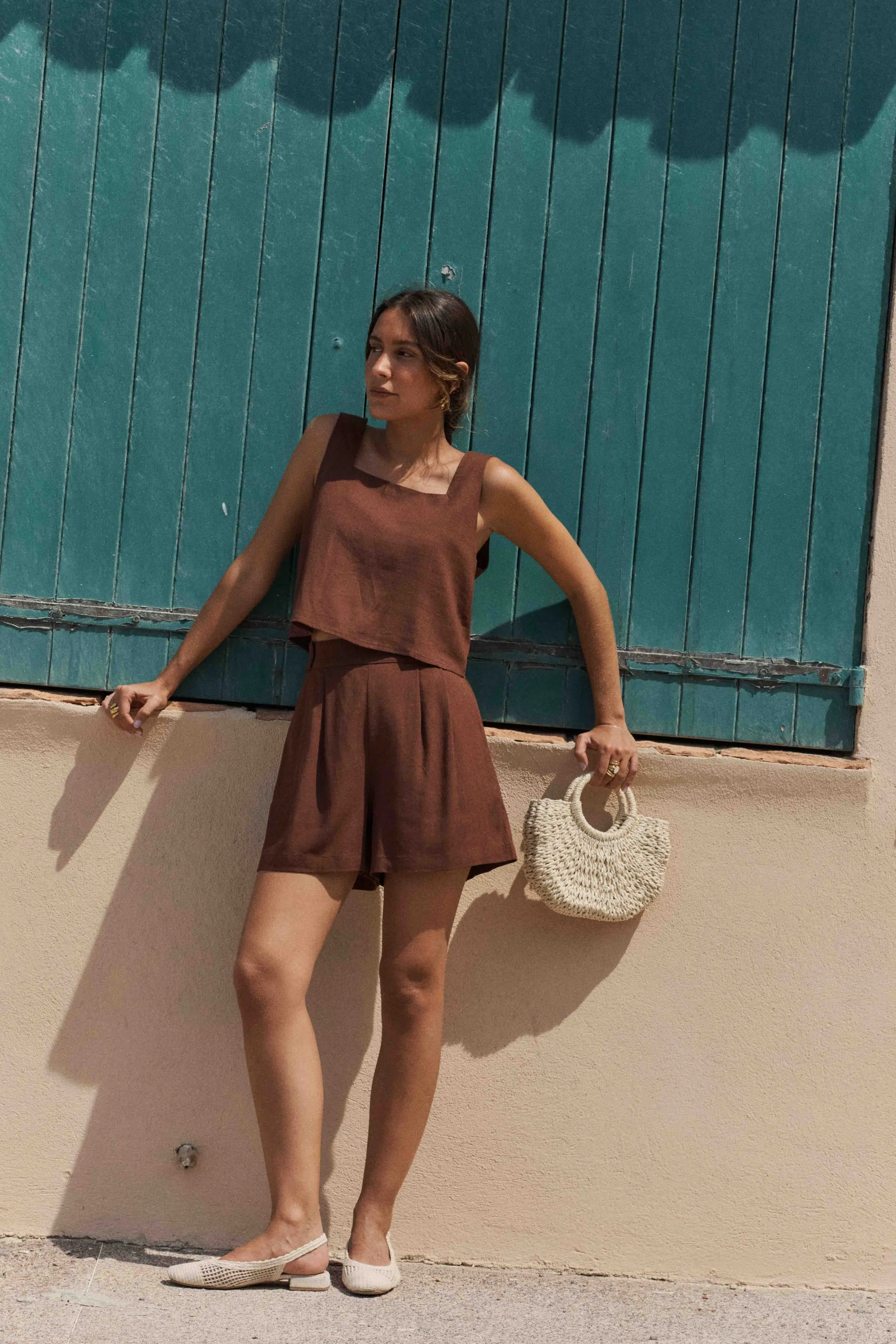 top-naome-marron-sahoma-00003 Top femme en lin sans manches marron foncé – bretelles épaisses - coupe courte