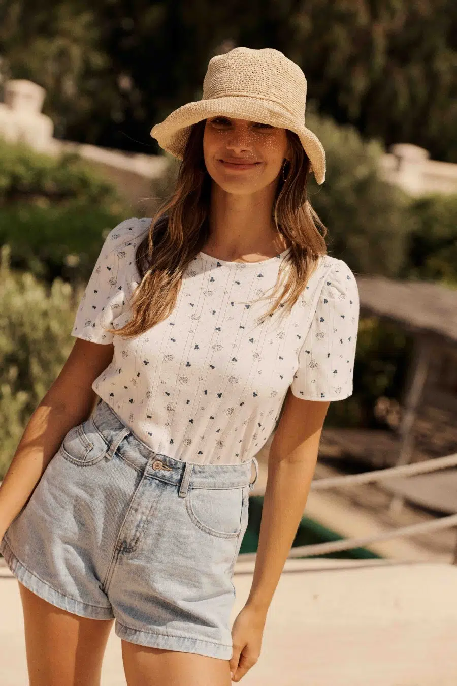 T-shirt femme blanc en maille – imprimé fleuri mini bleu - coupe ajustée - col rond