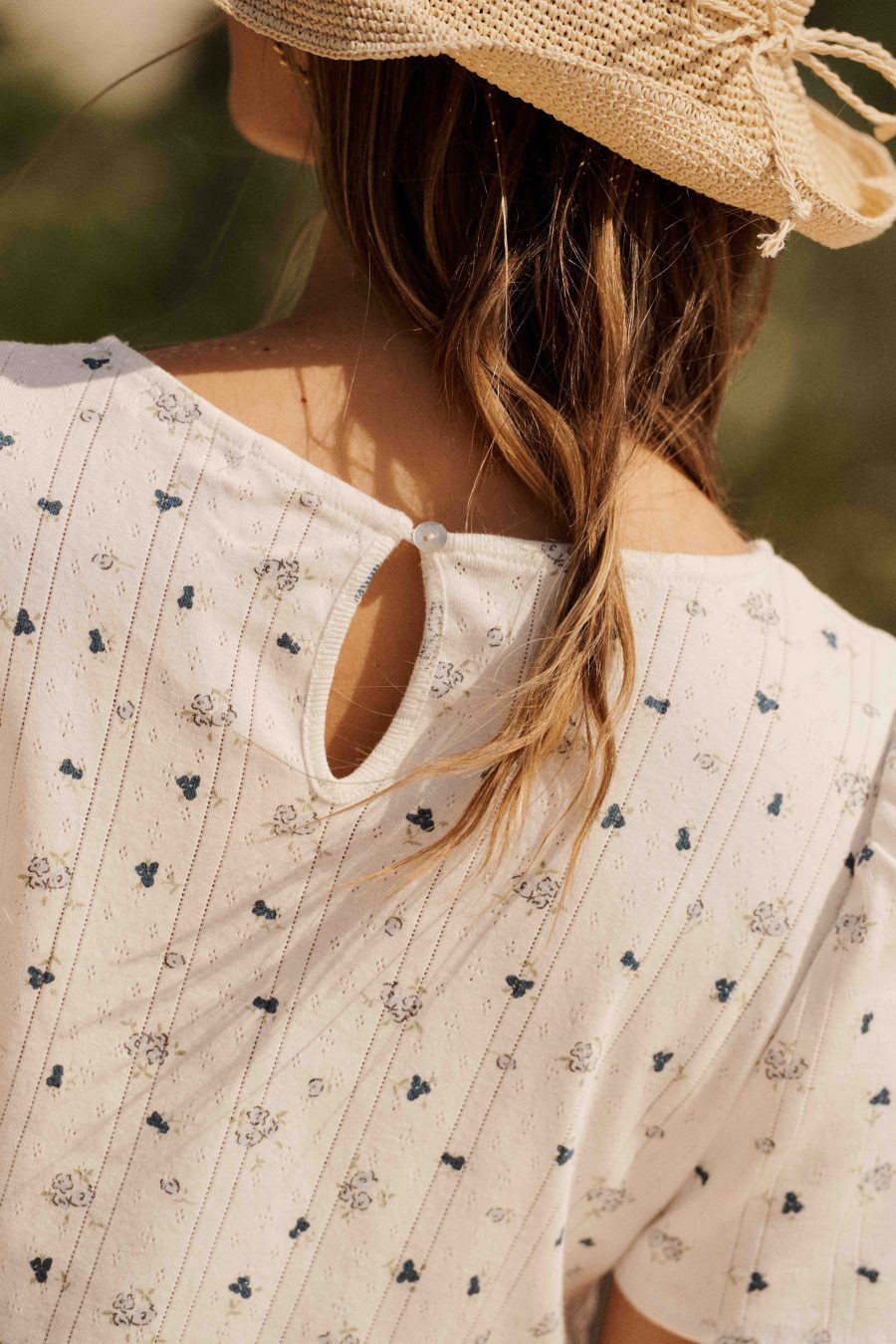 T-shirt femme blanc en maille – imprimé fleuri mini bleu - coupe ajustée - col rond