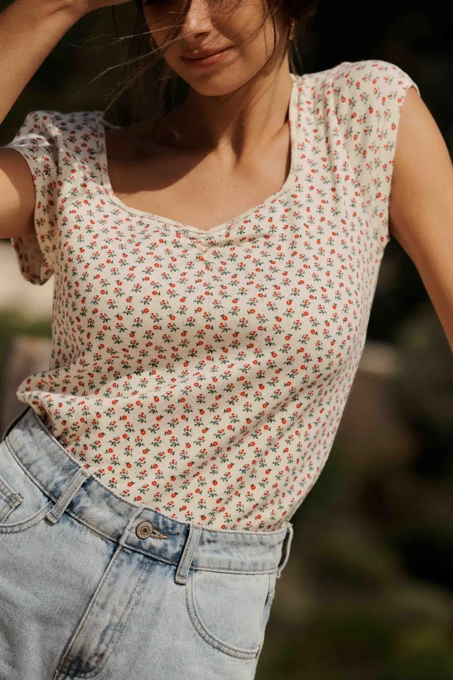 Top femme à l'imprimé fleuri blanc et rouge - noeud sur le décolleté - manches courtes