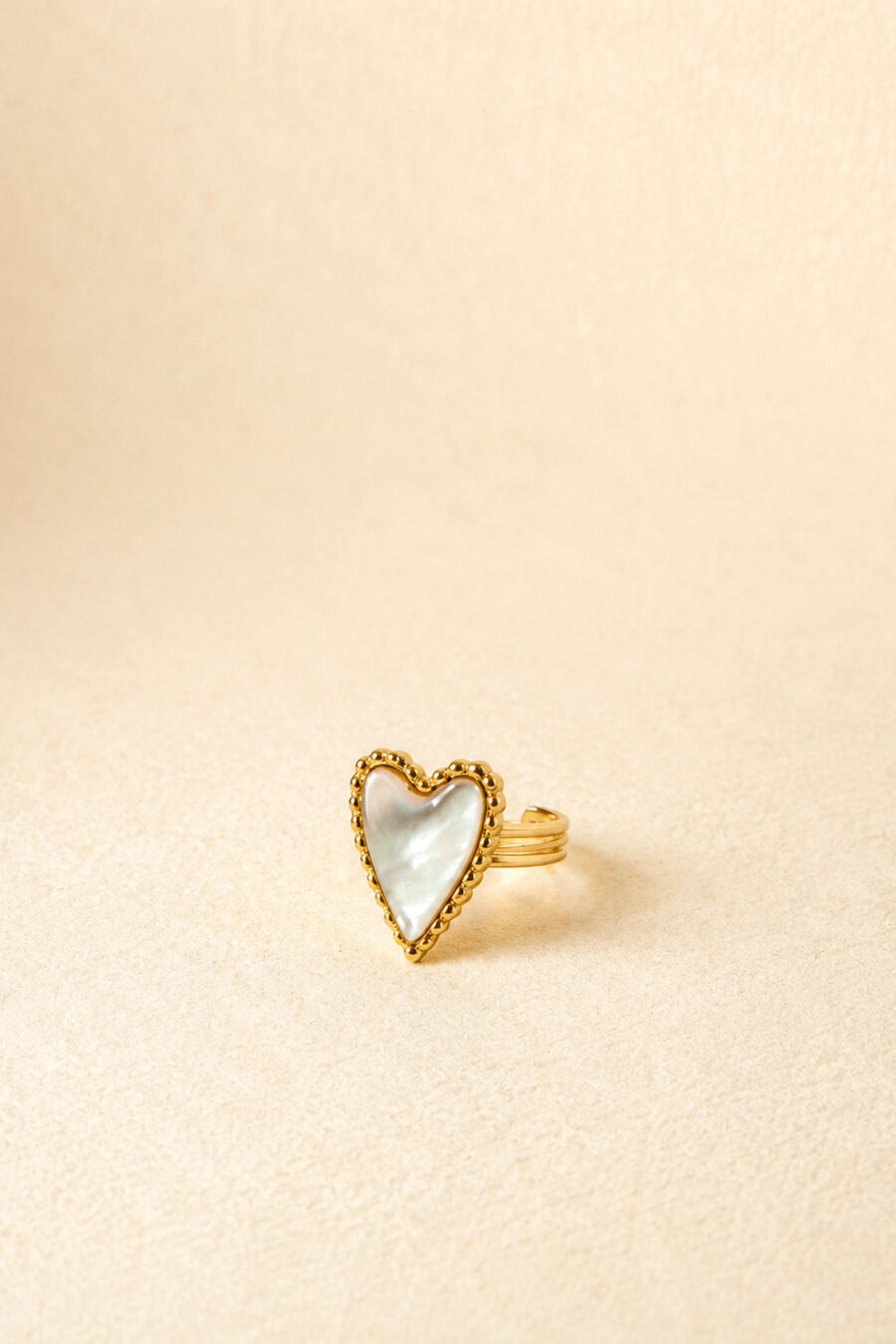 Bague dorée en forme de coeur effet nacré