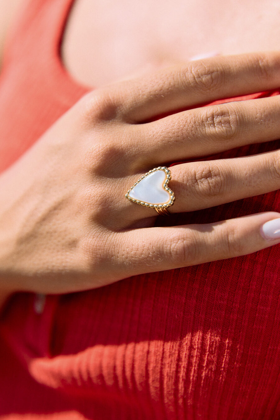 Bague dorée en forme de coeur effet nacré