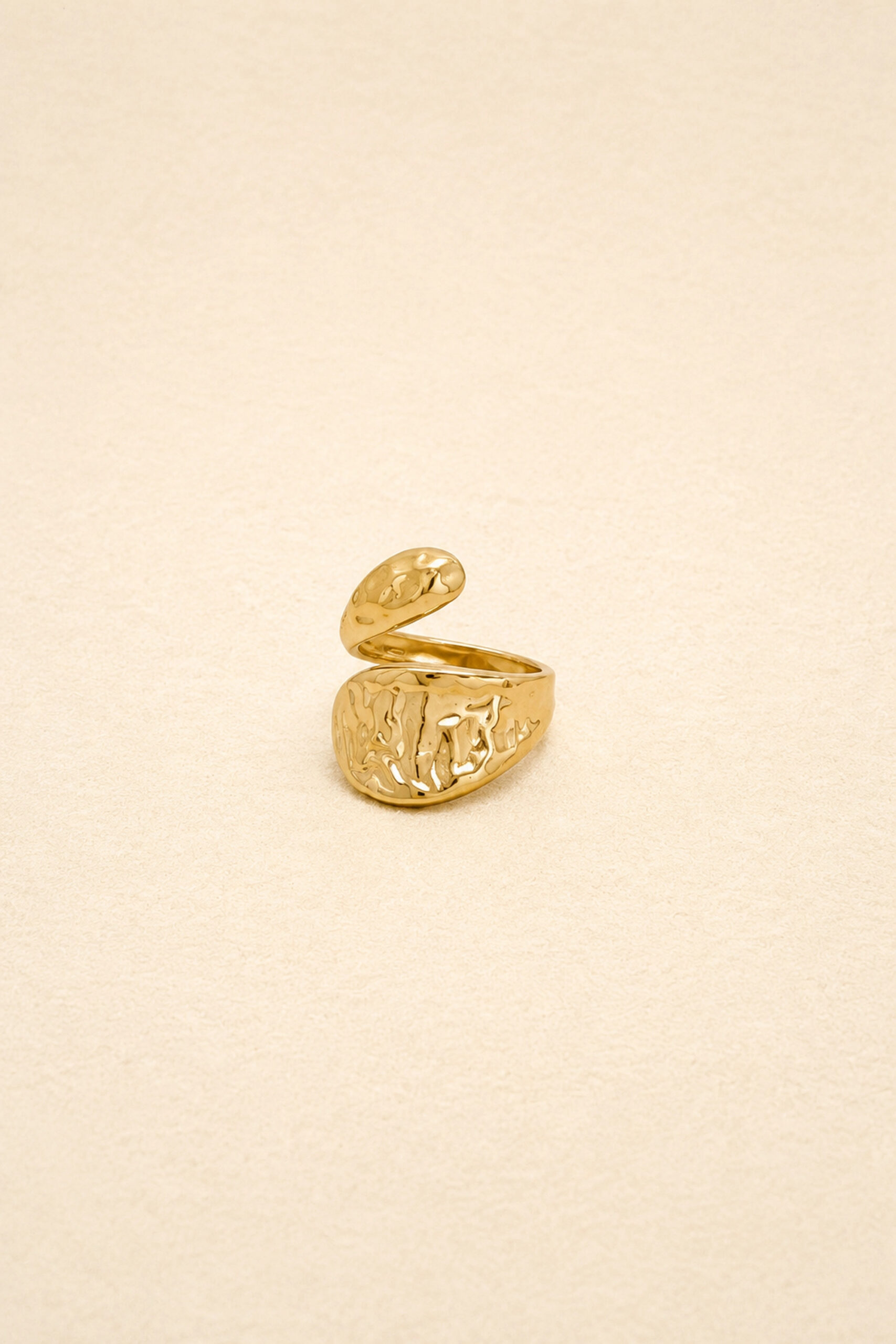 bague-aline-doree-packshot-sahoma-00003 Bague dorée enlacée ouverte à double extrémité ajustable en acier inoxydable – Design effet martelé