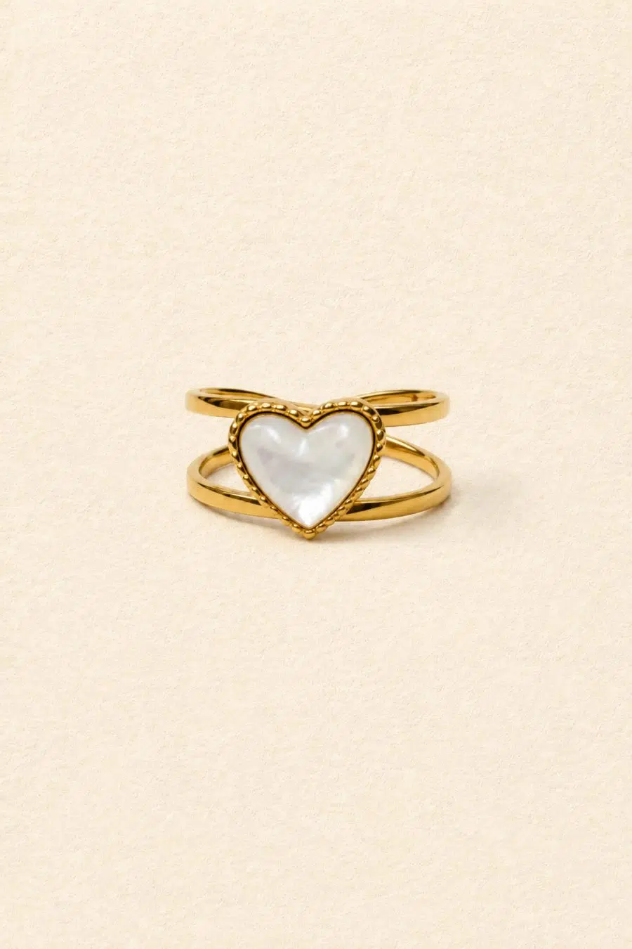 Bague dorée en forme de coeur effet nacré