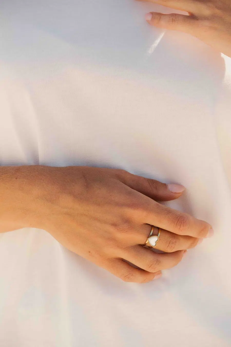 Bague dorée en forme de coeur effet nacré