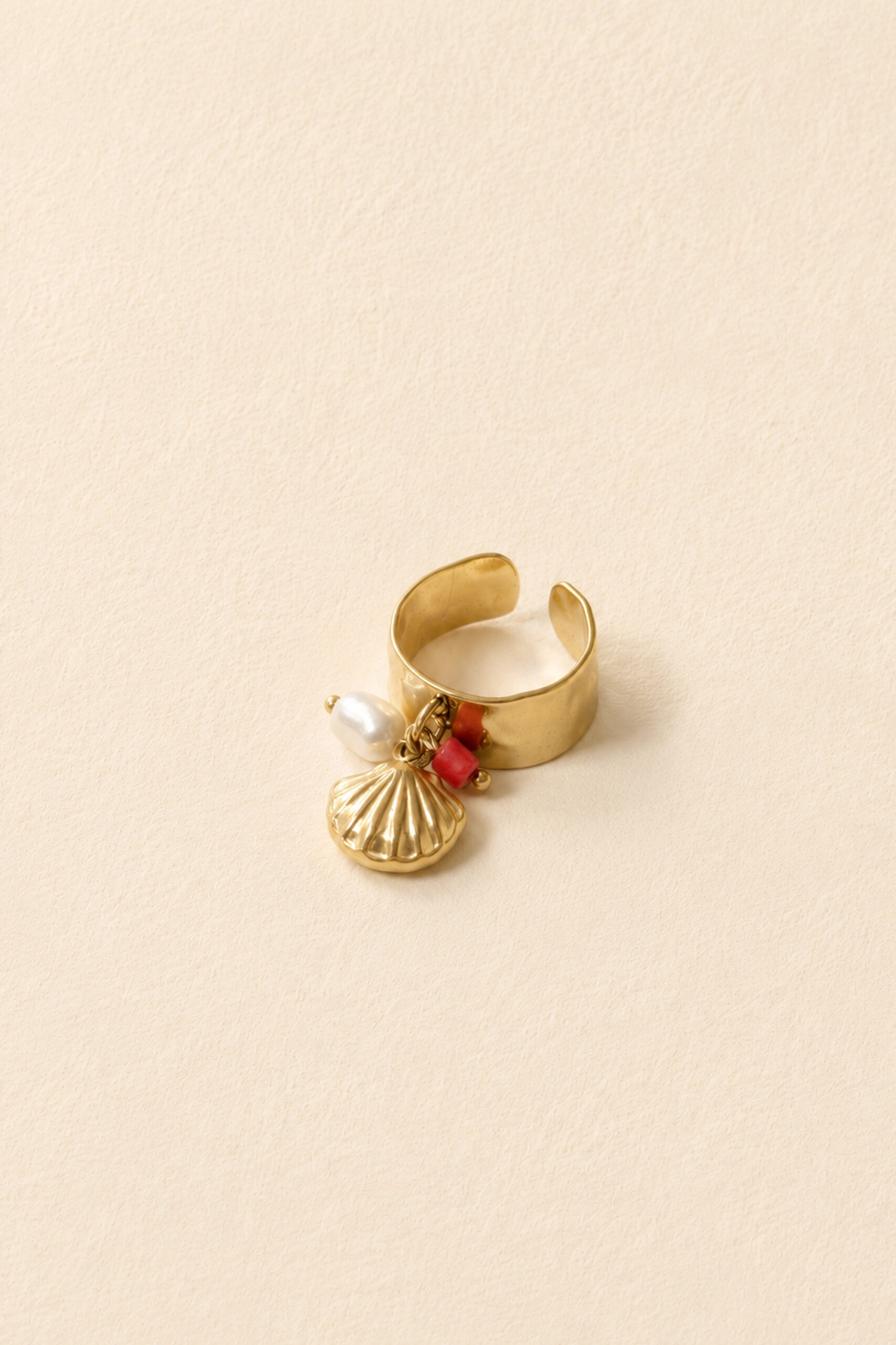 bague-dorea-doree-packshot-sahoma-00003 Bague dorée avec charms coquillage et pampilles