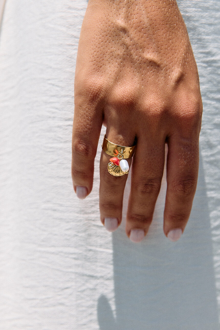 Bague dorée avec charms coquillage et pampilles