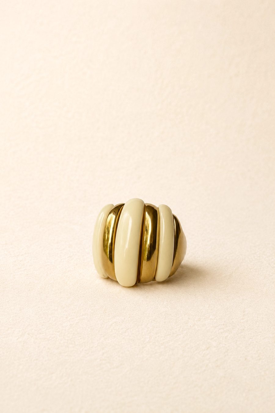 Bague femme doré anneau épais avec pierres blanches rectangulaires