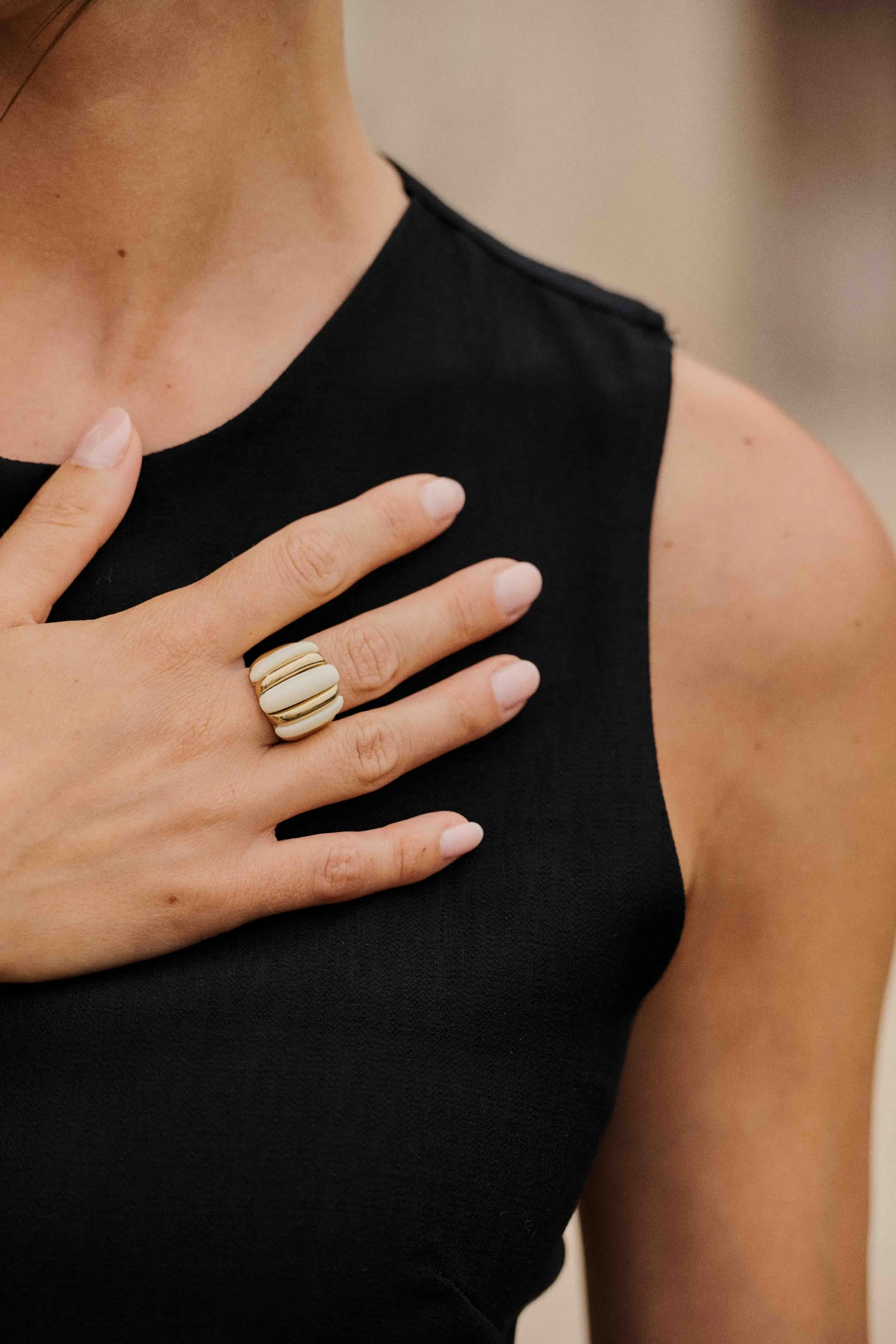 Bague femme doré anneau épais avec pierres blanches rectangulaires