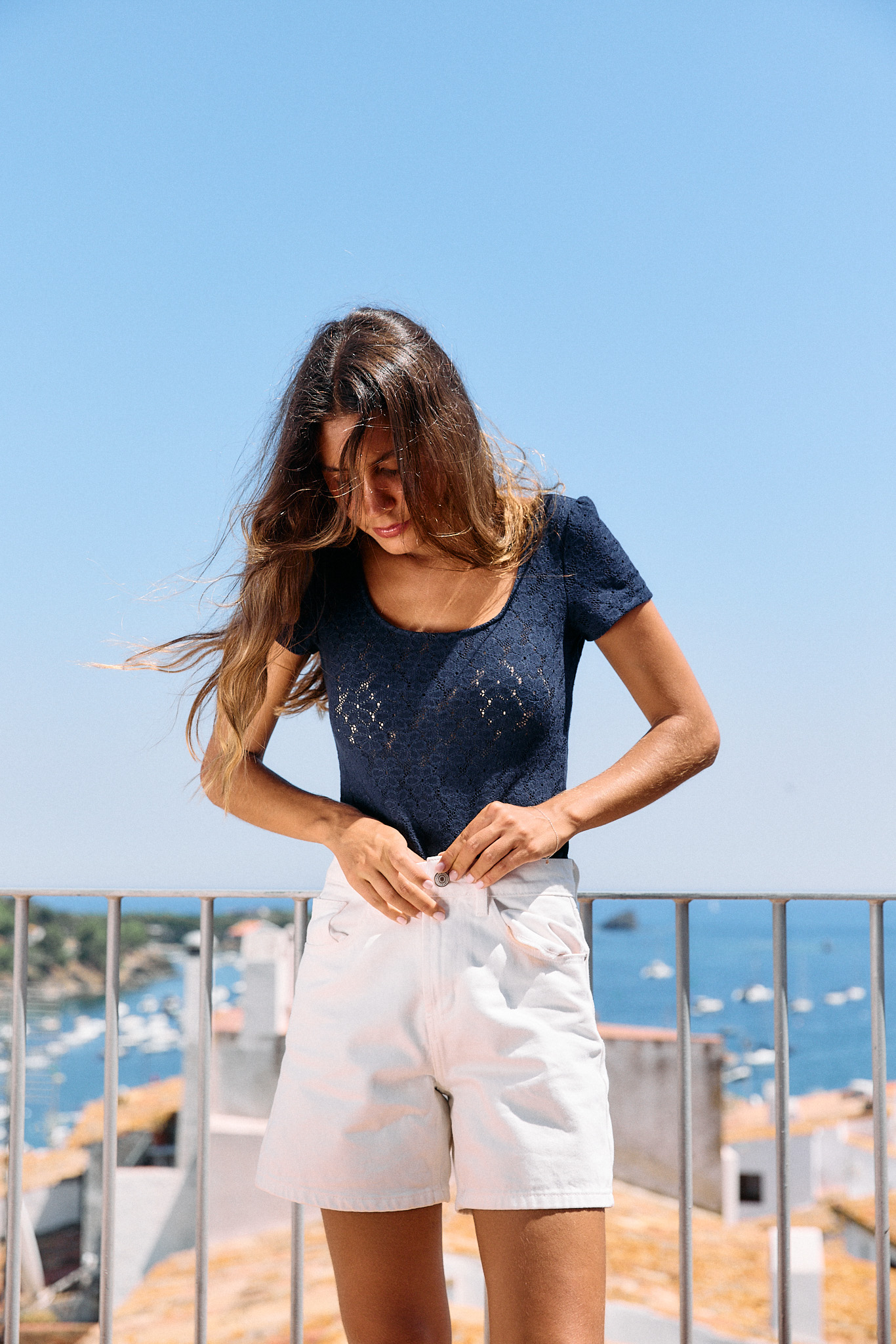 body-amina-bleu-marine-sahoma-00005 Body pour femme bleu marine manches courtes en dentelle ajourée
