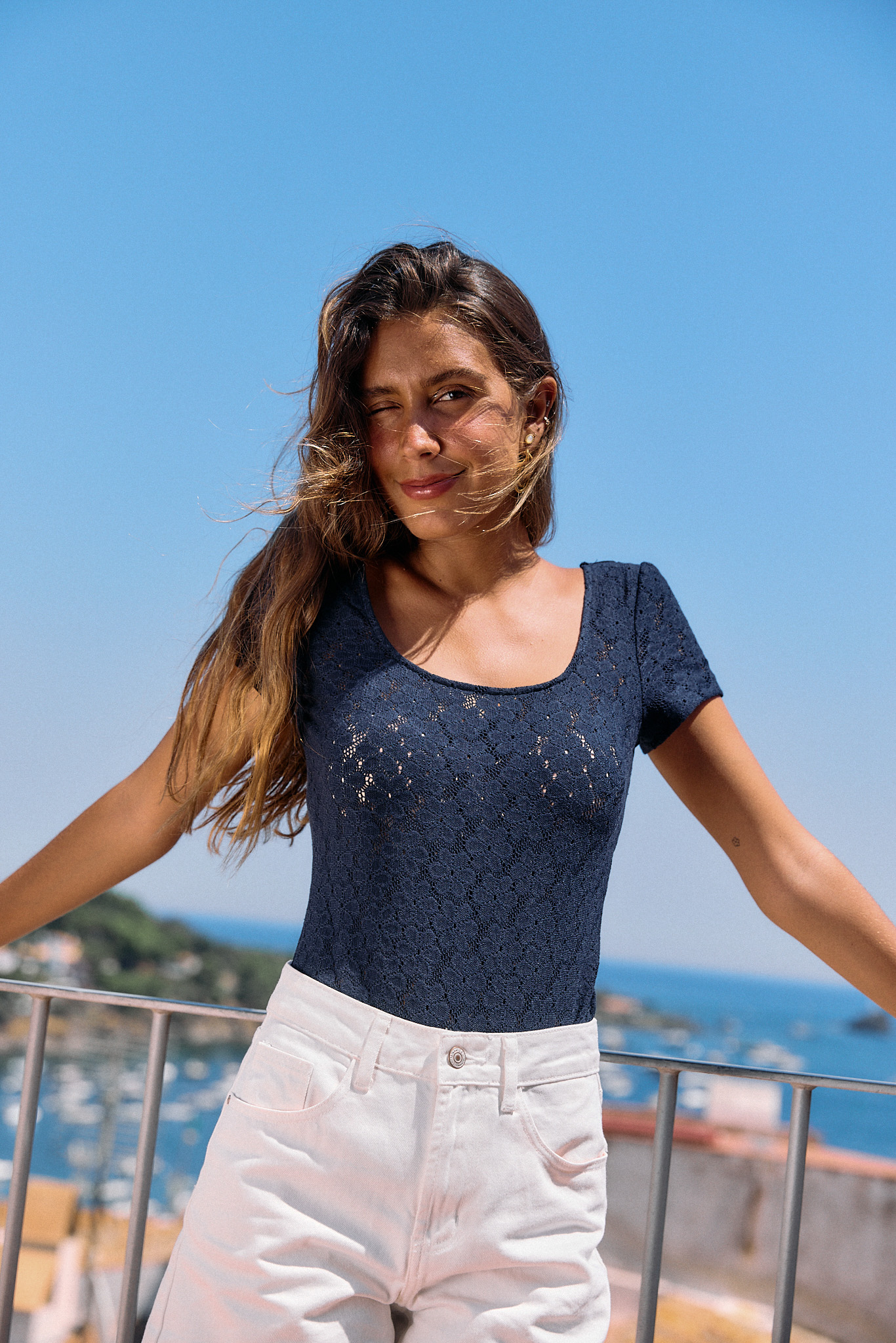 body-amina-bleu-marine-sahoma-00007 Body pour femme bleu marine manches courtes en dentelle ajourée