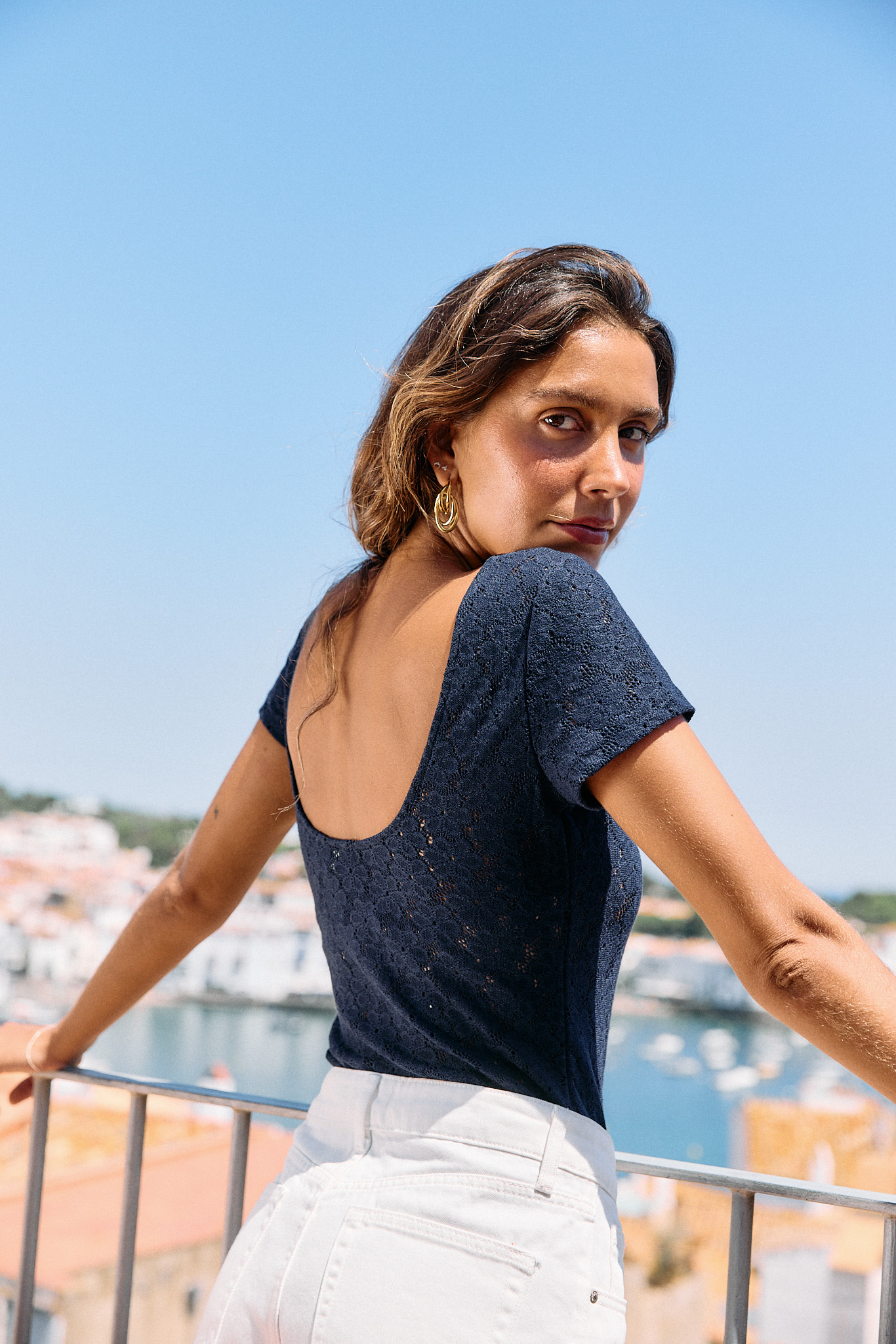 body-amina-bleu-marine-sahoma-00008 Body pour femme bleu marine manches courtes en dentelle ajourée