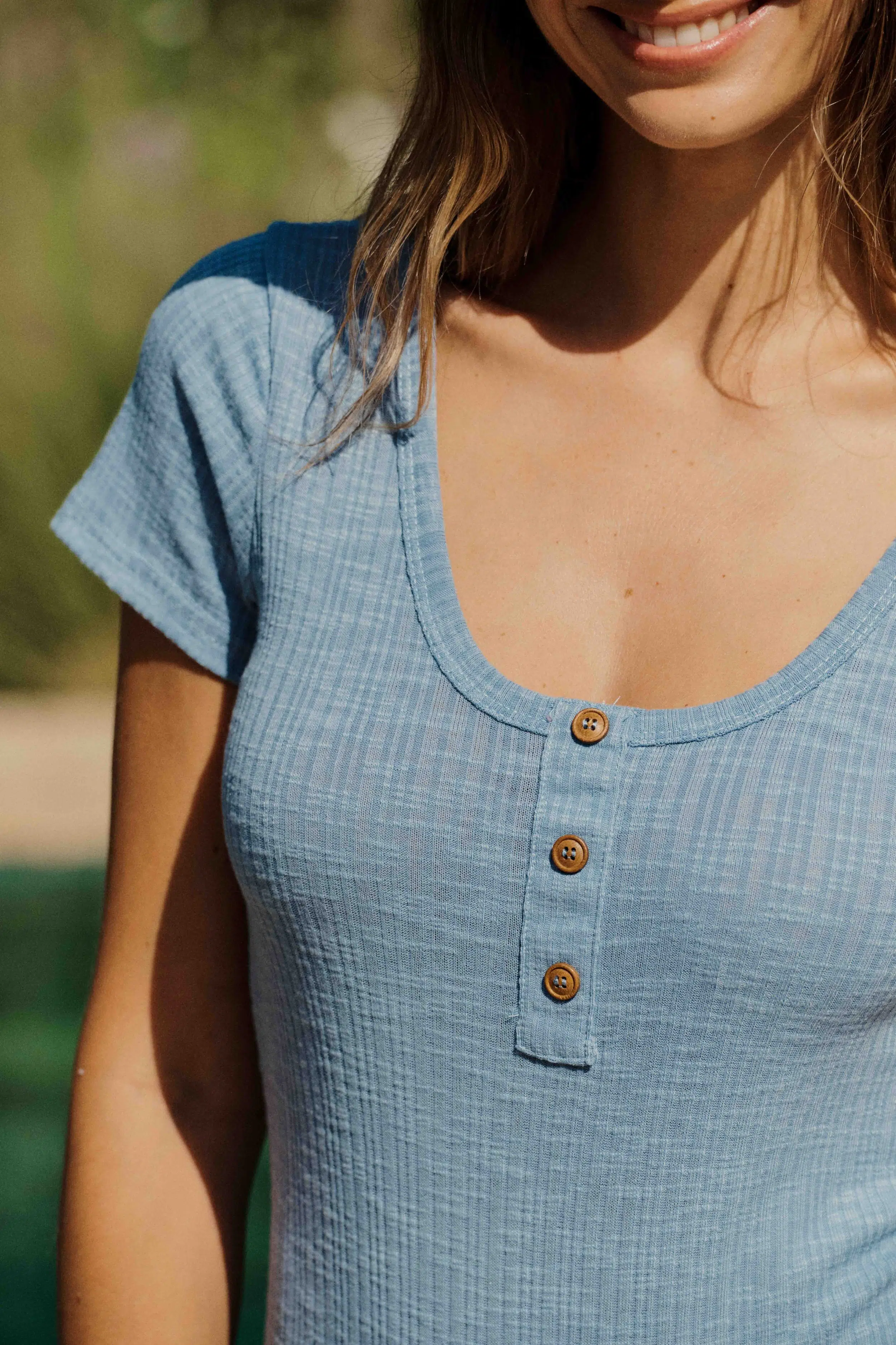 body-giselle-bleu-sahoma-00005 Body femme en maille côtelée bleu manches courtes - col rond boutonné