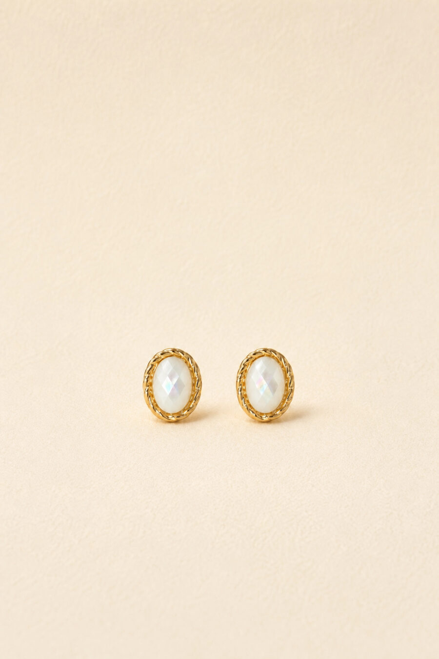 Boucles d’oreilles puces dorées et blanches forme ovale