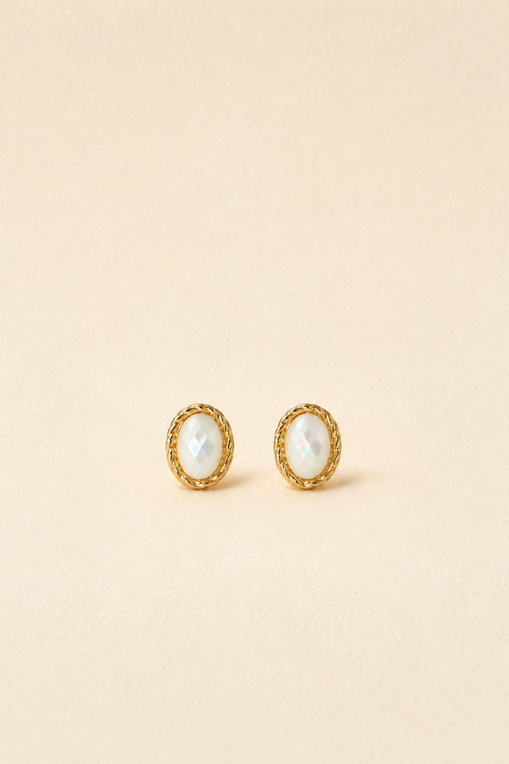 boucles-oreilles-adana-nacrees-packshot-sahoma-00002 Boucles d’oreilles puces dorées et blanches forme ovale