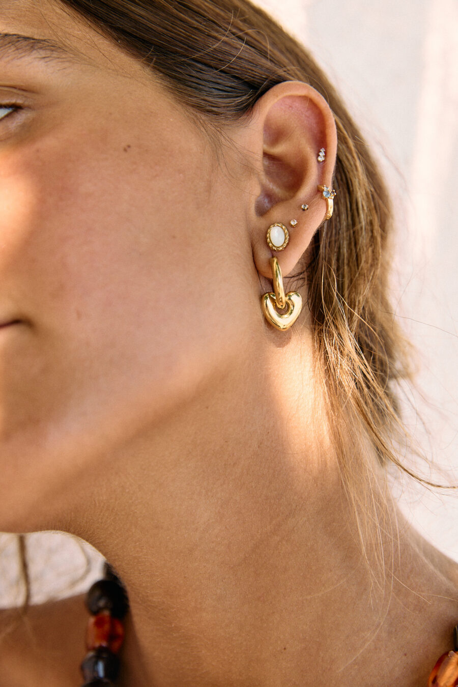 Boucles d’oreilles puces dorées et blanches forme ovale