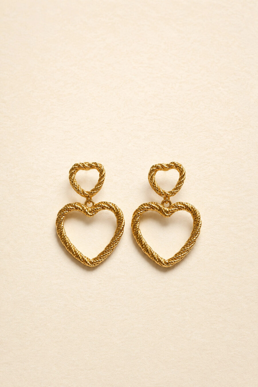 boucles d'oreilles pendantes dorées cœur ajouré effet tressé
