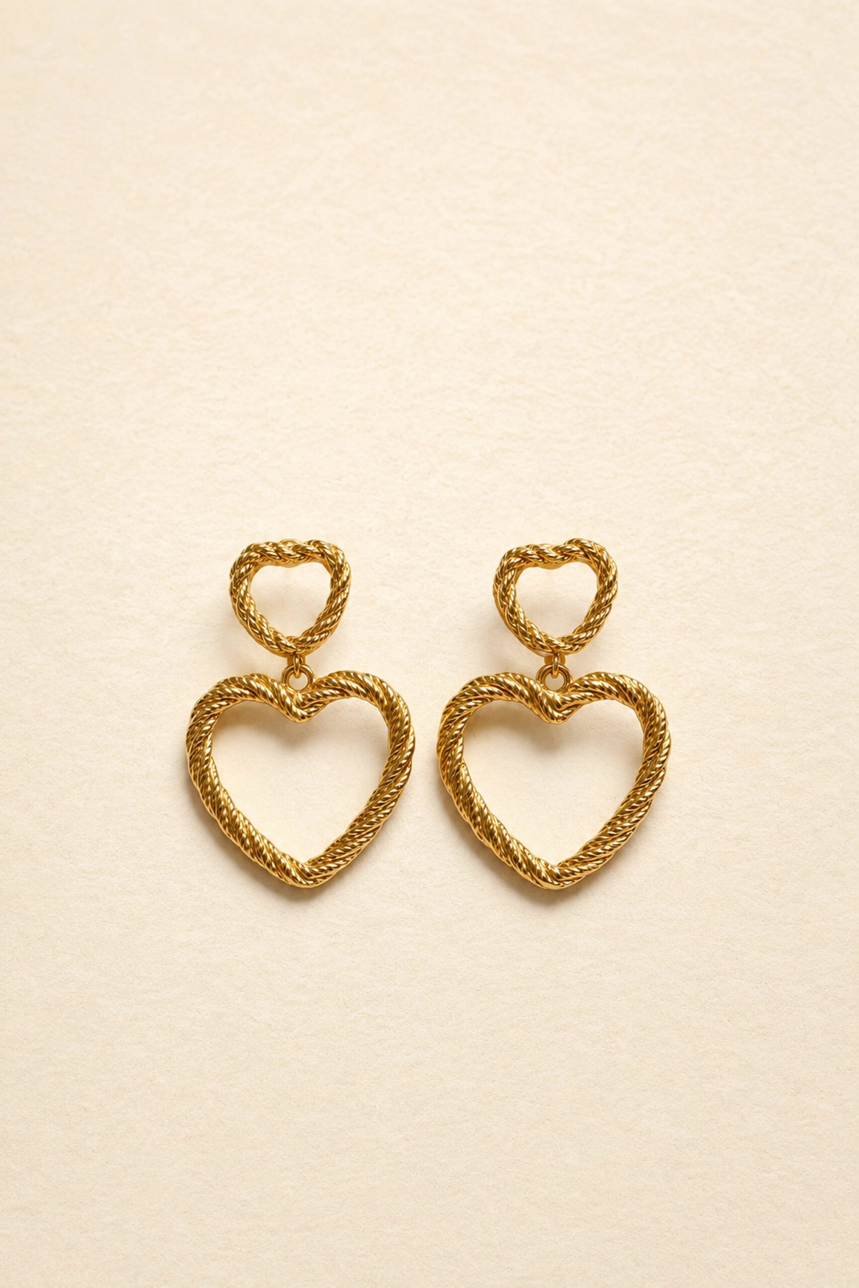 boucles-oreilles-aphrodite-dorees-packshot-sahoma-00002 boucles d'oreilles pendantes dorées cœur ajouré effet tressé