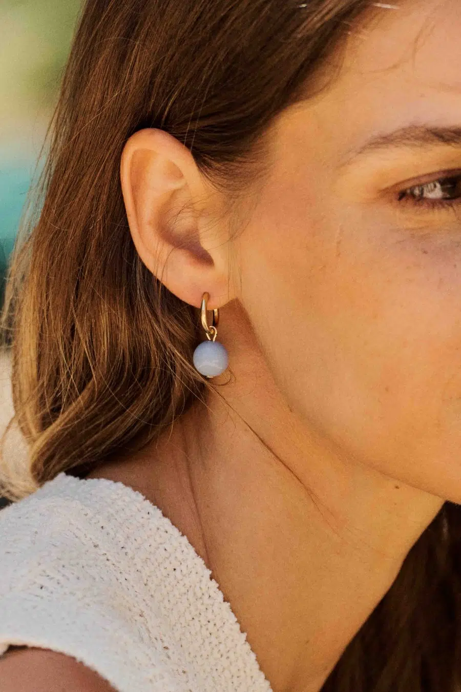Boucles d’oreilles pendantes créoles dorées et bleu-gris à pendentif boule