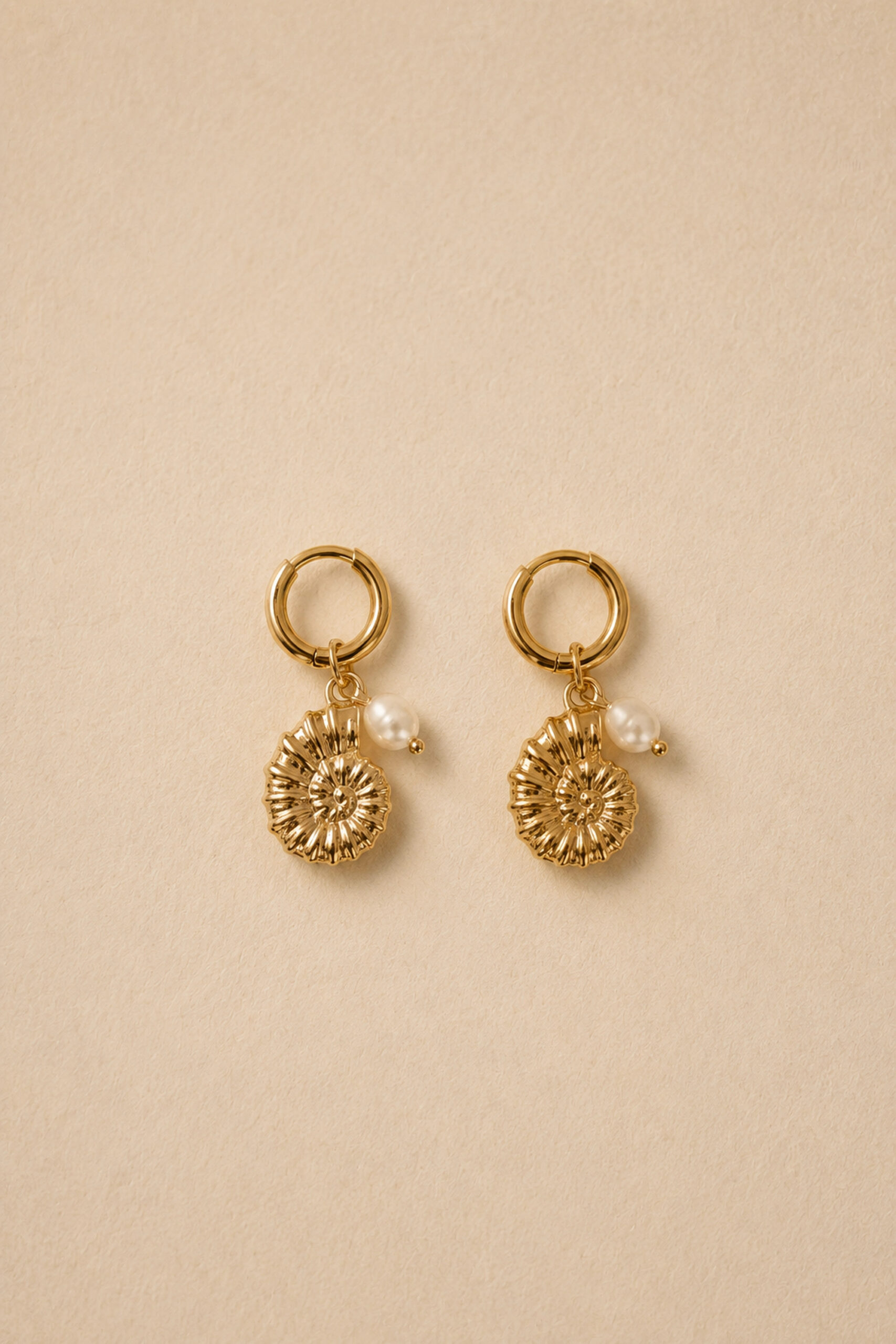 boucles-oreilles-diane-dorees-packshot-sahoma-00002 Boucles d’oreilles femme créoles dorées à pendentif coquillage