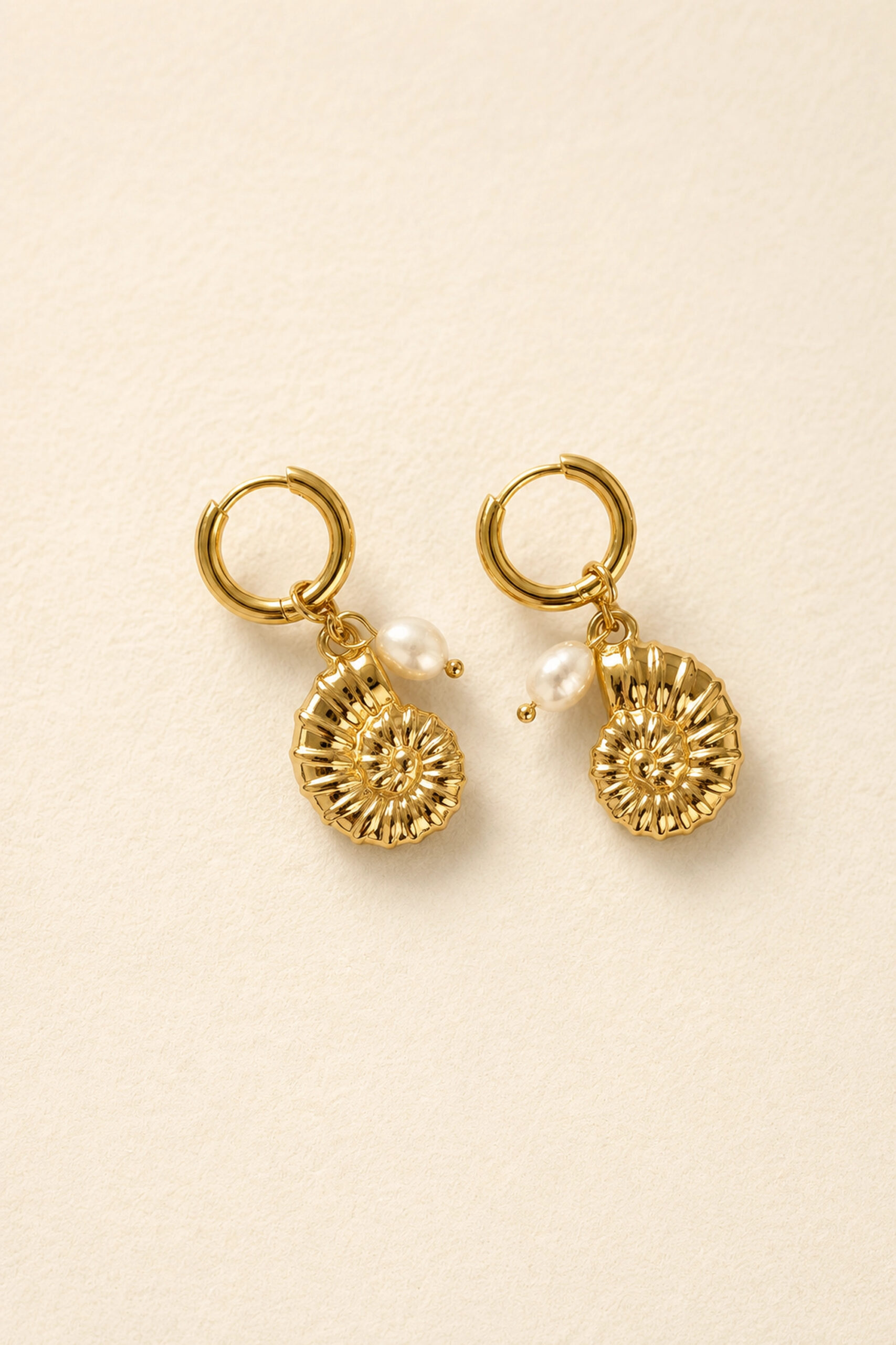 boucles-oreilles-diane-dorees-packshot-sahoma-00003 Boucles d’oreilles femme créoles dorées à pendentif coquillage